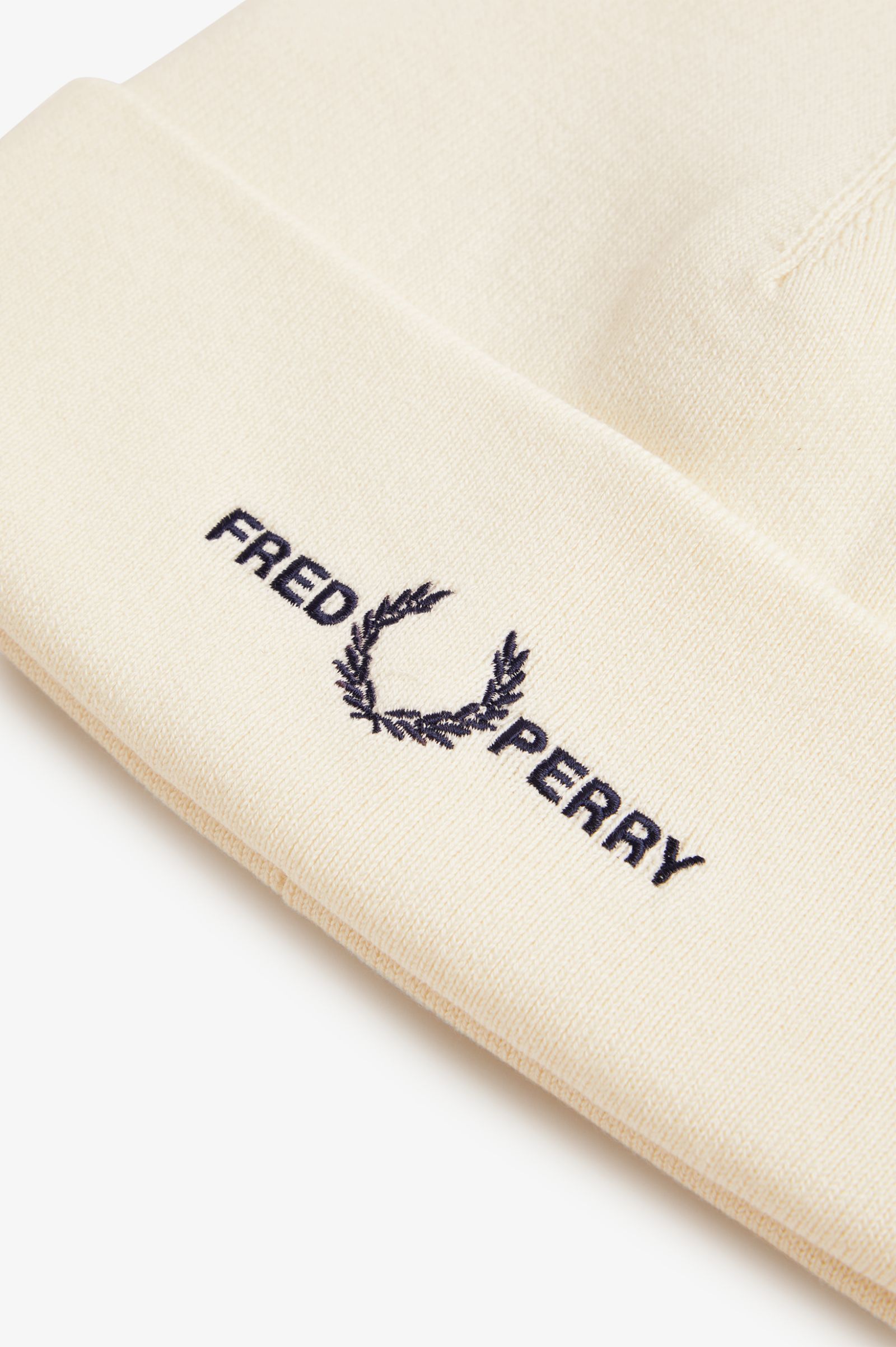 Berretto con grafica C3300 08D FRED PERRY Ecru/dk airforce 