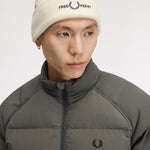 Berretto con grafica C3300 08D FRED PERRY Ecru/dk airforce 