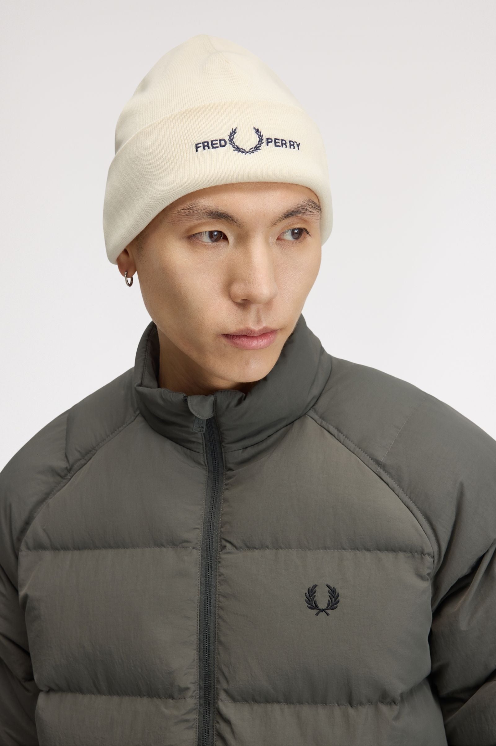 Berretto con grafica C3300 08D FRED PERRY Ecru/dk airforce 