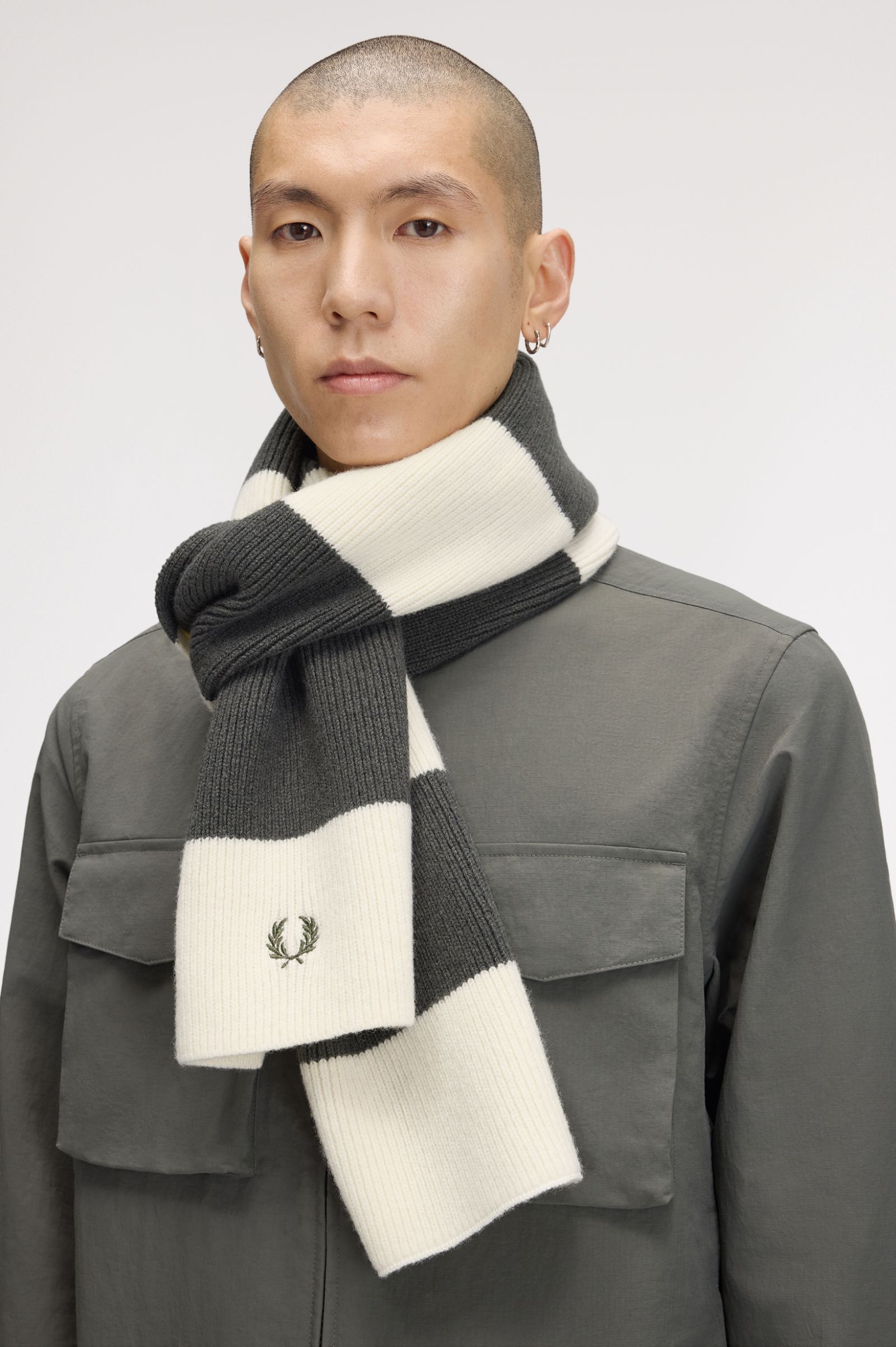 Sciarpa a coste a striscia vistosa C3305 560 FRED PERRY Ecru 