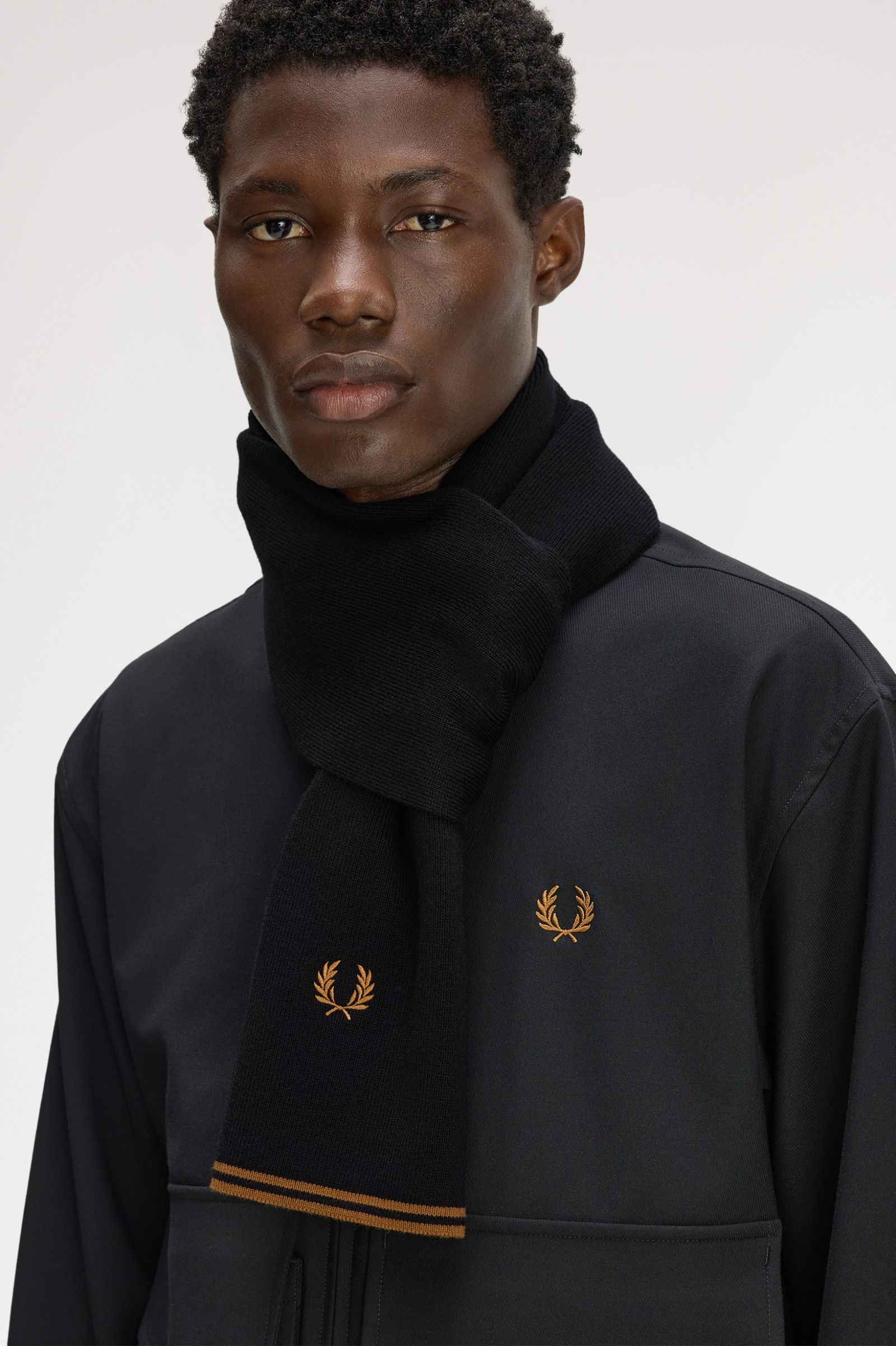 Sciarpa in lana merino C3319 U12 FRED PERRY Black/dk camel 
