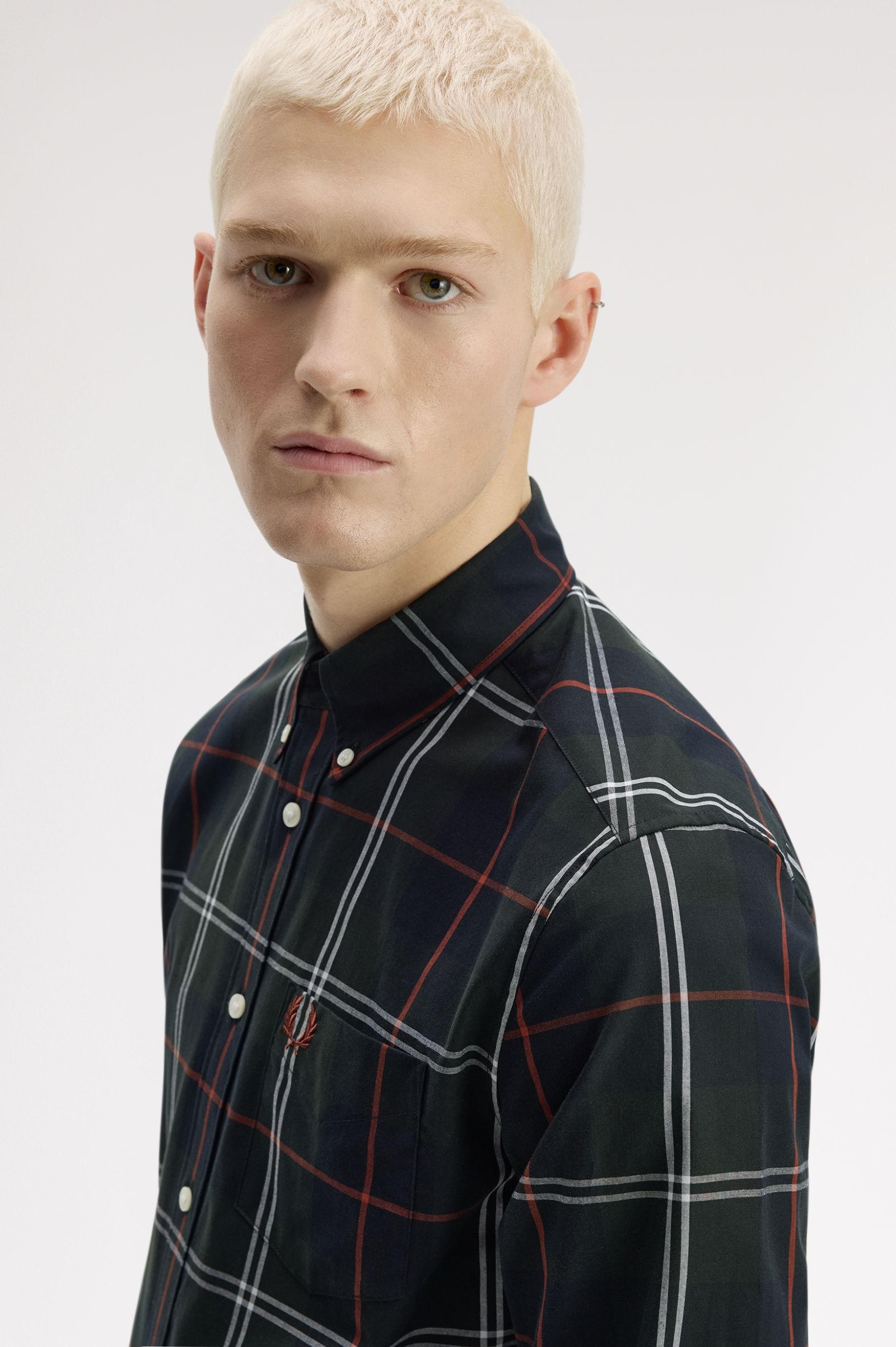 Camicia in popeline con motivo tartan M3456 Q20 FRED PERRY Night green 
