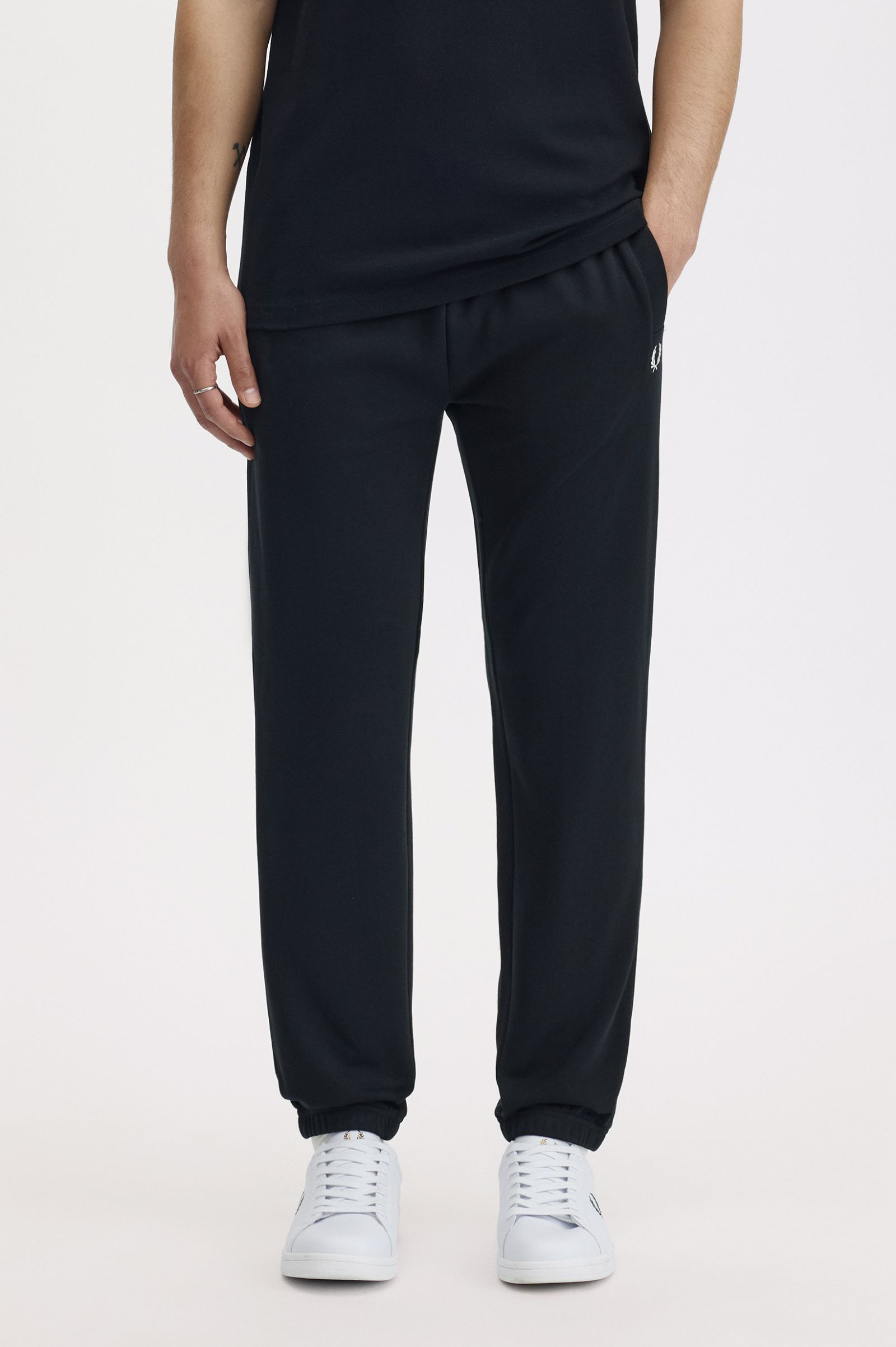 Pantaloni in felpa T5505 102 FRED PERRY Black 