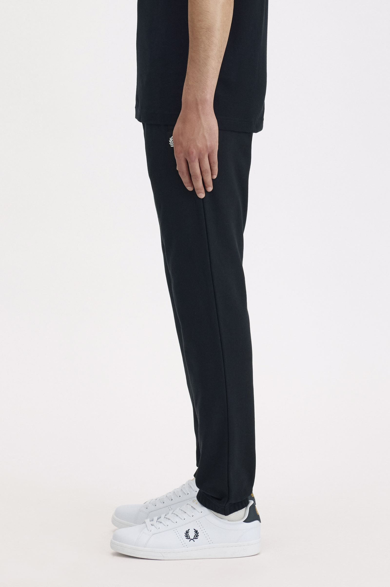 Pantaloni in felpa T5505 102 FRED PERRY Black 