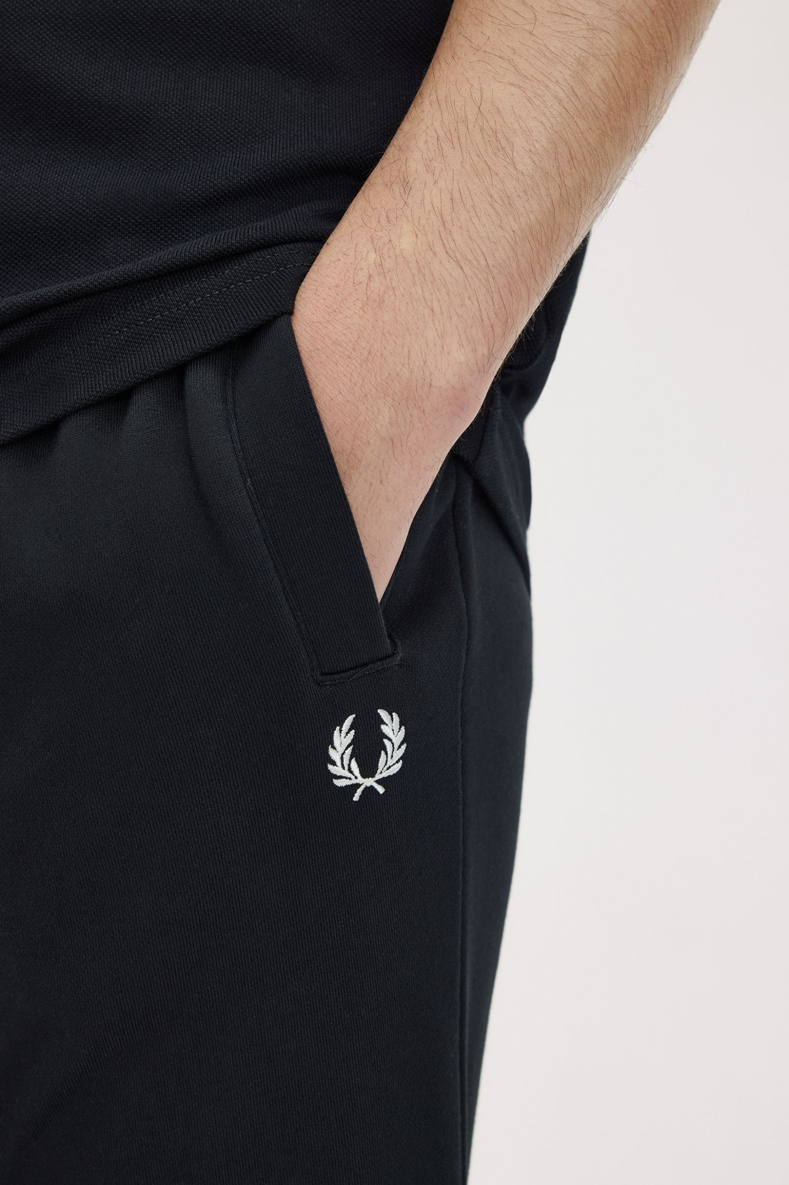 Pantaloni in felpa T5505 102 FRED PERRY Black 
