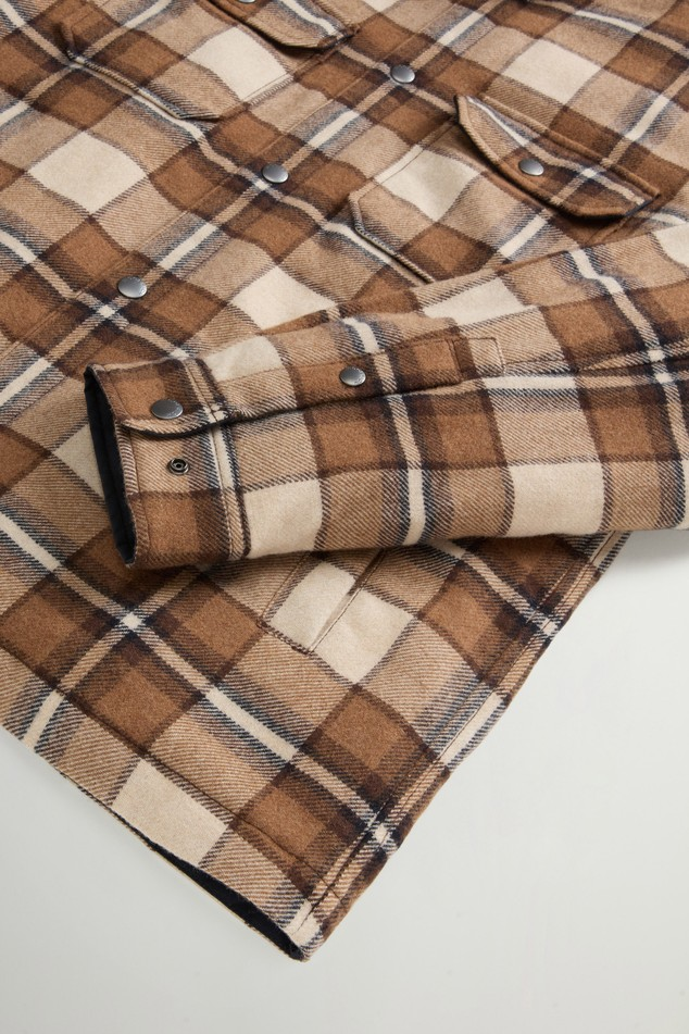 Giacca a camicia Alaskan Check imbottita in misto lana italiana riciclata CFWOOS2018MBUT3046 7449 WOOLRICH Dark camel check 