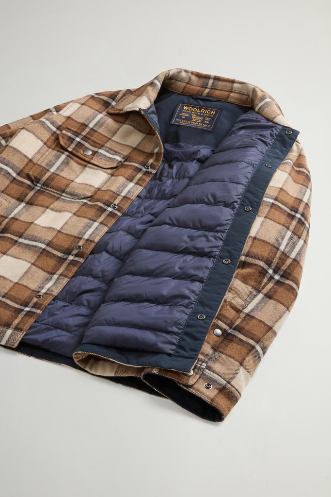 Giacca a camicia Alaskan Check imbottita in misto lana italiana riciclata CFWOOS2018MBUT3046 7449 WOOLRICH Dark camel check 