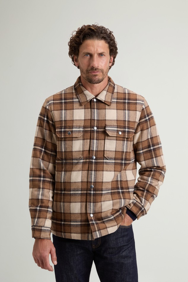 Giacca a camicia Alaskan Check imbottita in misto lana italiana riciclata CFWOOS2018MBUT3046 7449 WOOLRICH Dark camel check 