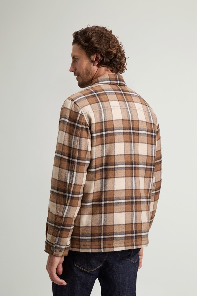 Giacca a camicia Alaskan Check imbottita in misto lana italiana riciclata CFWOOS2018MBUT3046 7449 WOOLRICH Dark camel check 