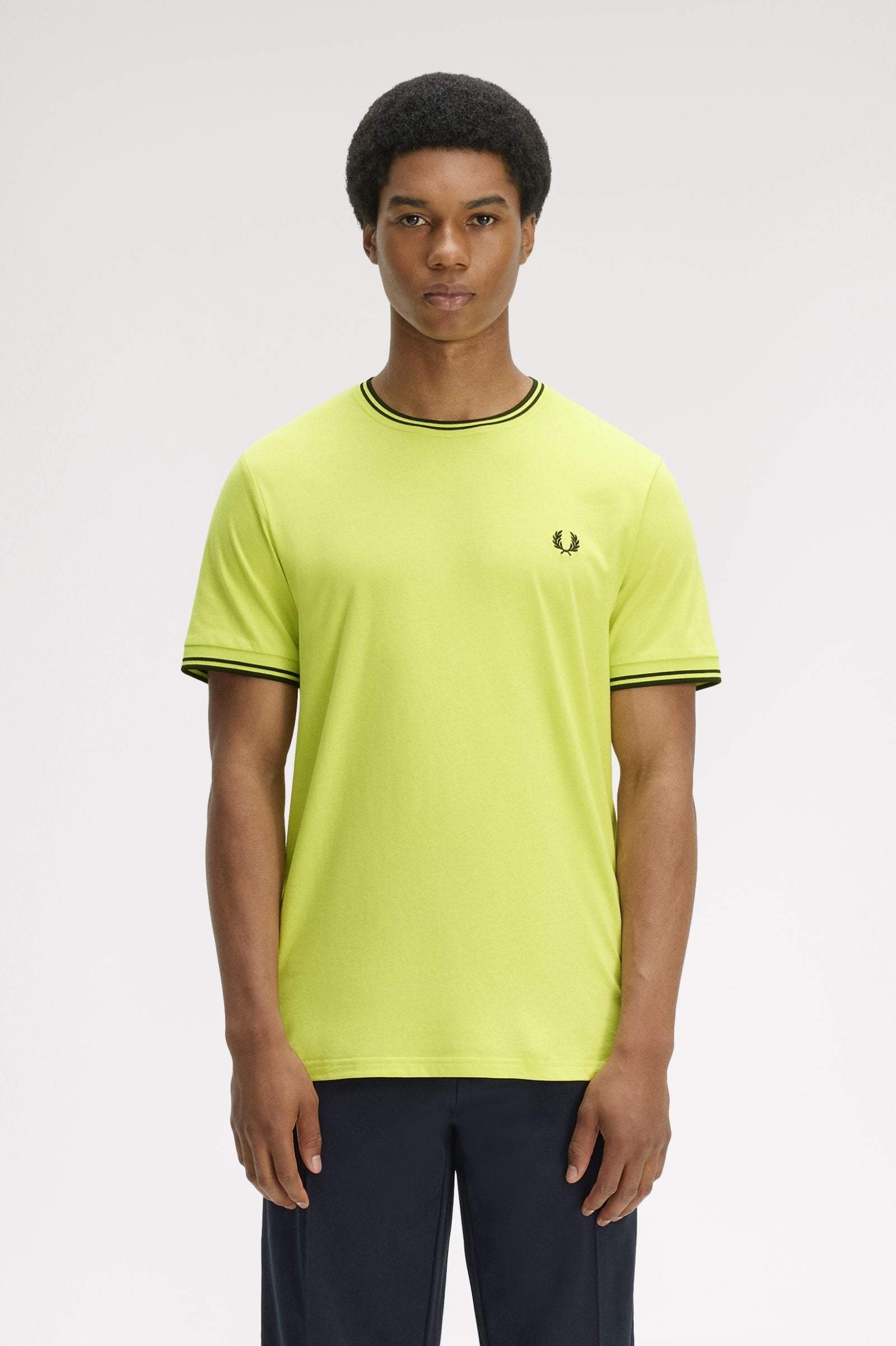 T-shirt con doppia riga M1588 84B FRED PERRY Citron/blk/blk 