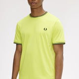 T-shirt con doppia riga M1588 84B FRED PERRY Citron/blk/blk 