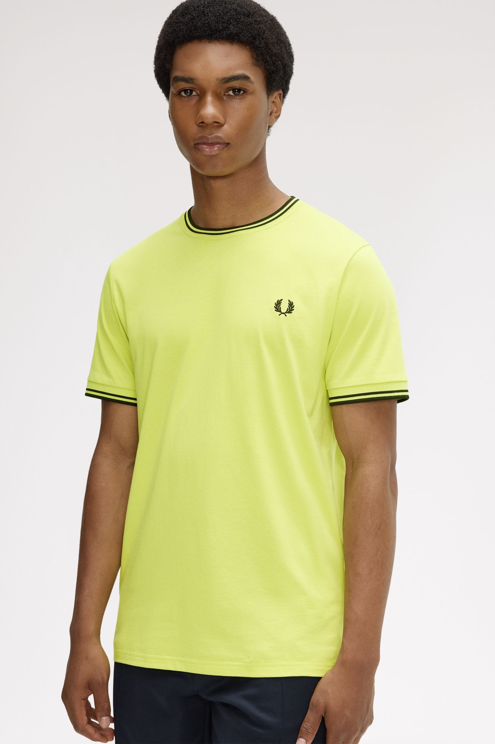 T-shirt con doppia riga M1588 84B FRED PERRY Citron/blk/blk 