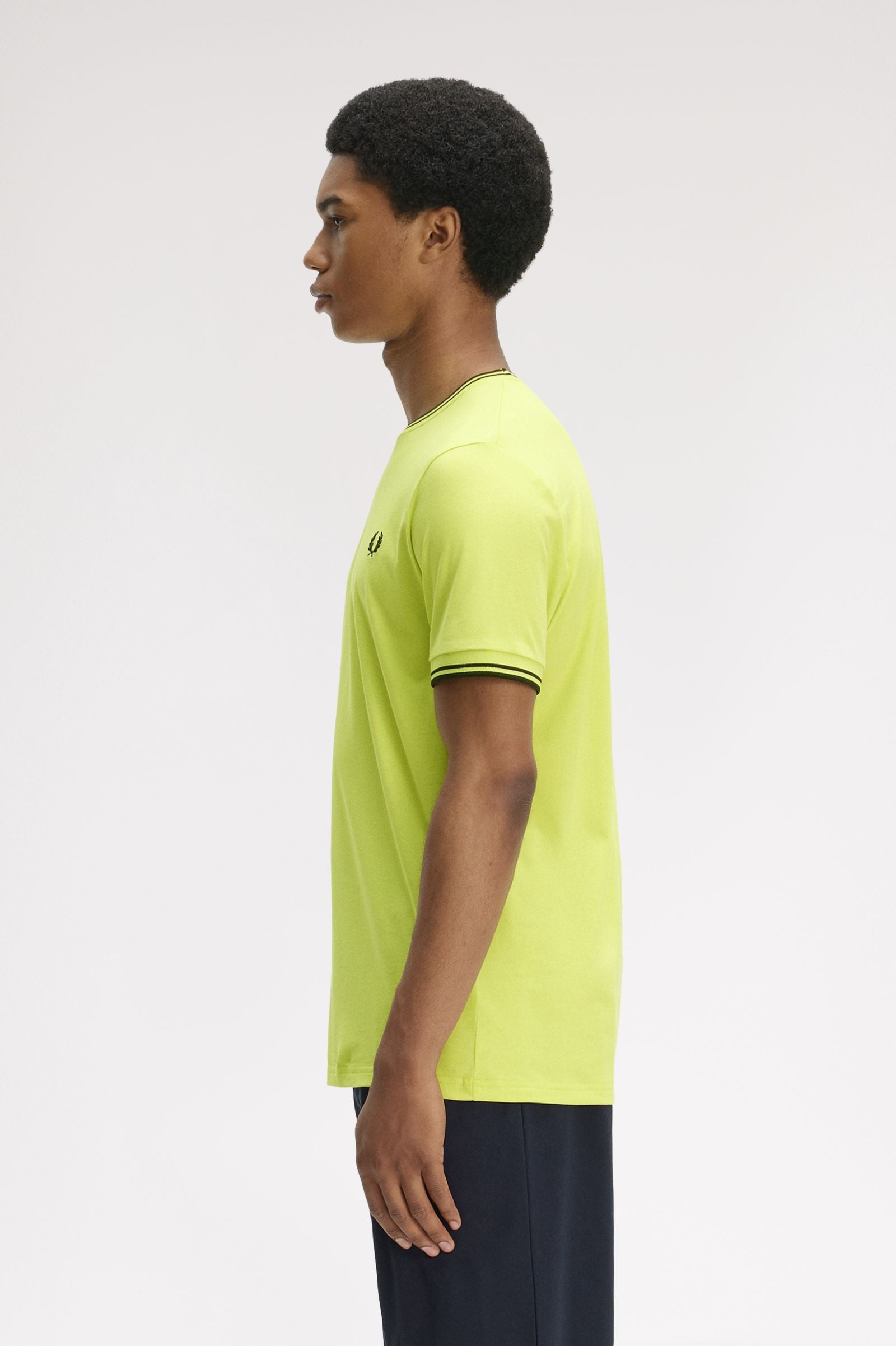 T-shirt con doppia riga M1588 84B FRED PERRY Citron/blk/blk 