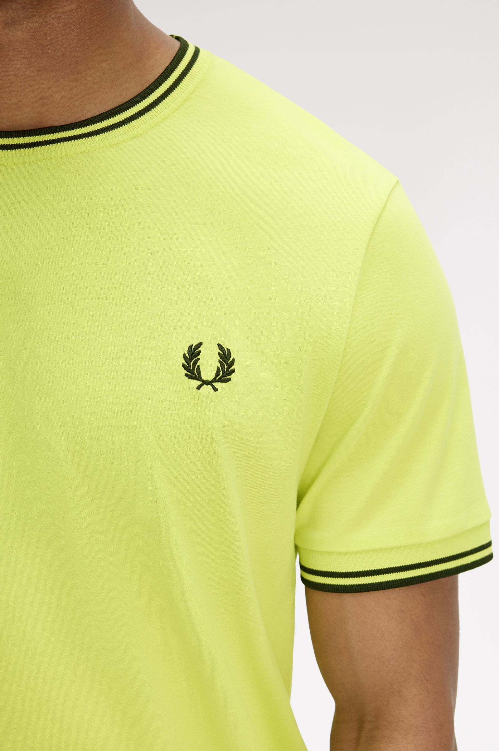 T-shirt con doppia riga M1588 84B FRED PERRY Citron/blk/blk 