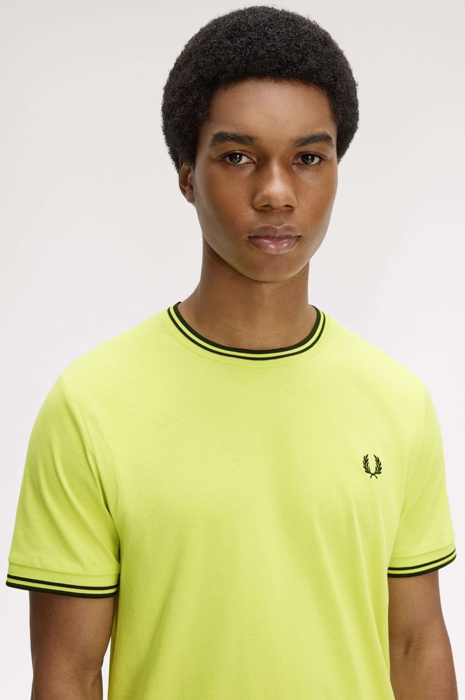 T-shirt con doppia riga M1588 84B FRED PERRY Citron/blk/blk 