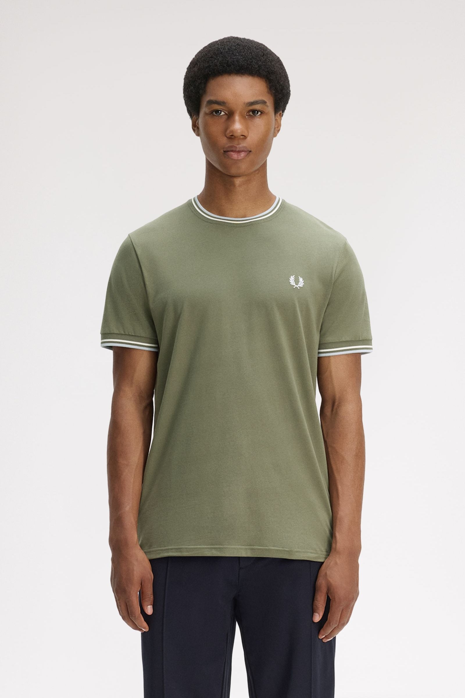 T-shirt con doppia riga M1588 87B FRED PERRY Lwgrn/ecru/dskbl 