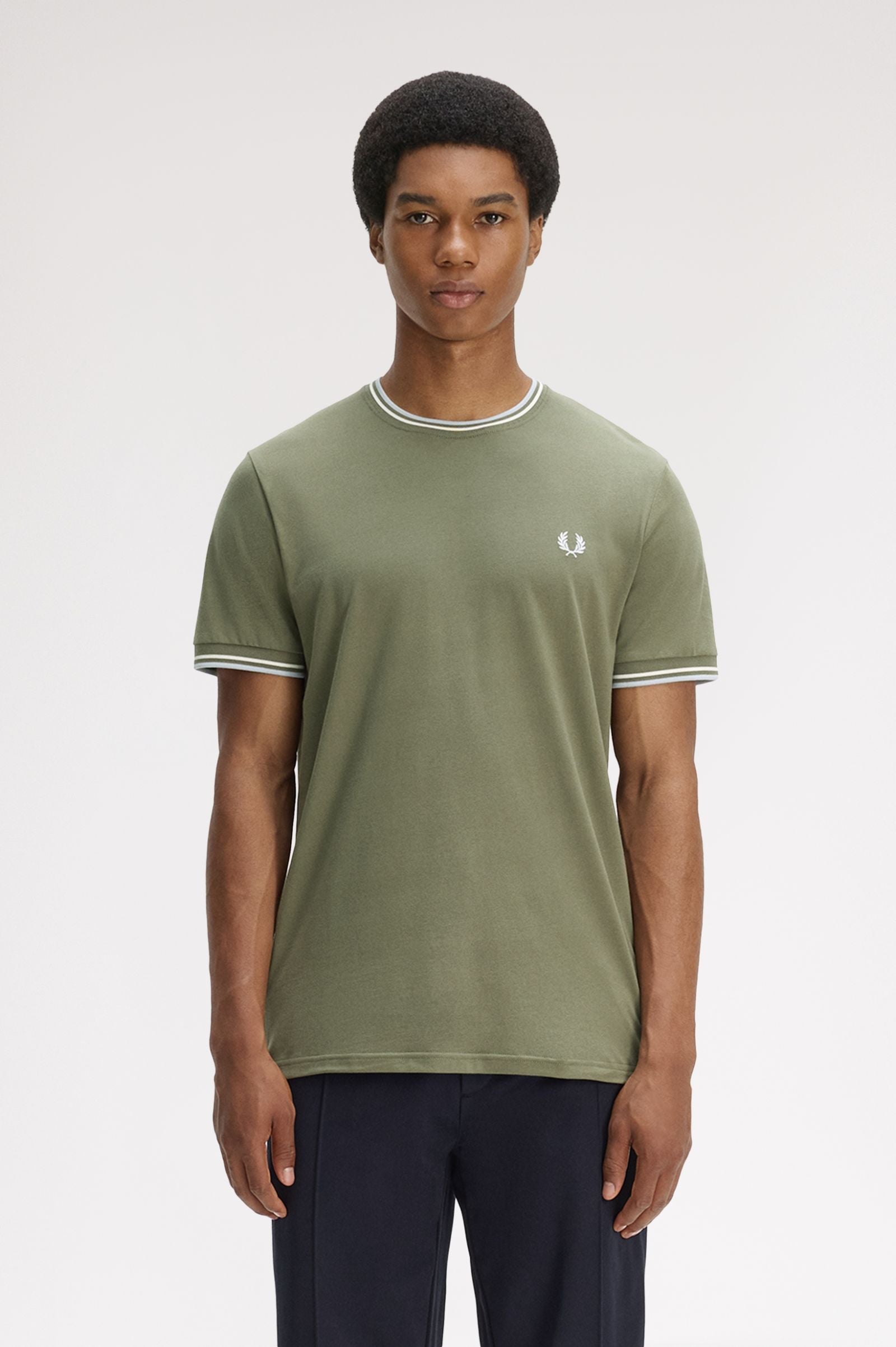 T-shirt con doppia riga M1588 87B FRED PERRY Lwgrn/ecru/dskbl 