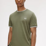 T-shirt con doppia riga M1588 87B FRED PERRY Lwgrn/ecru/dskbl 