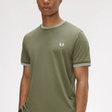 T-shirt con doppia riga M1588 87B FRED PERRY Lwgrn/ecru/dskbl 