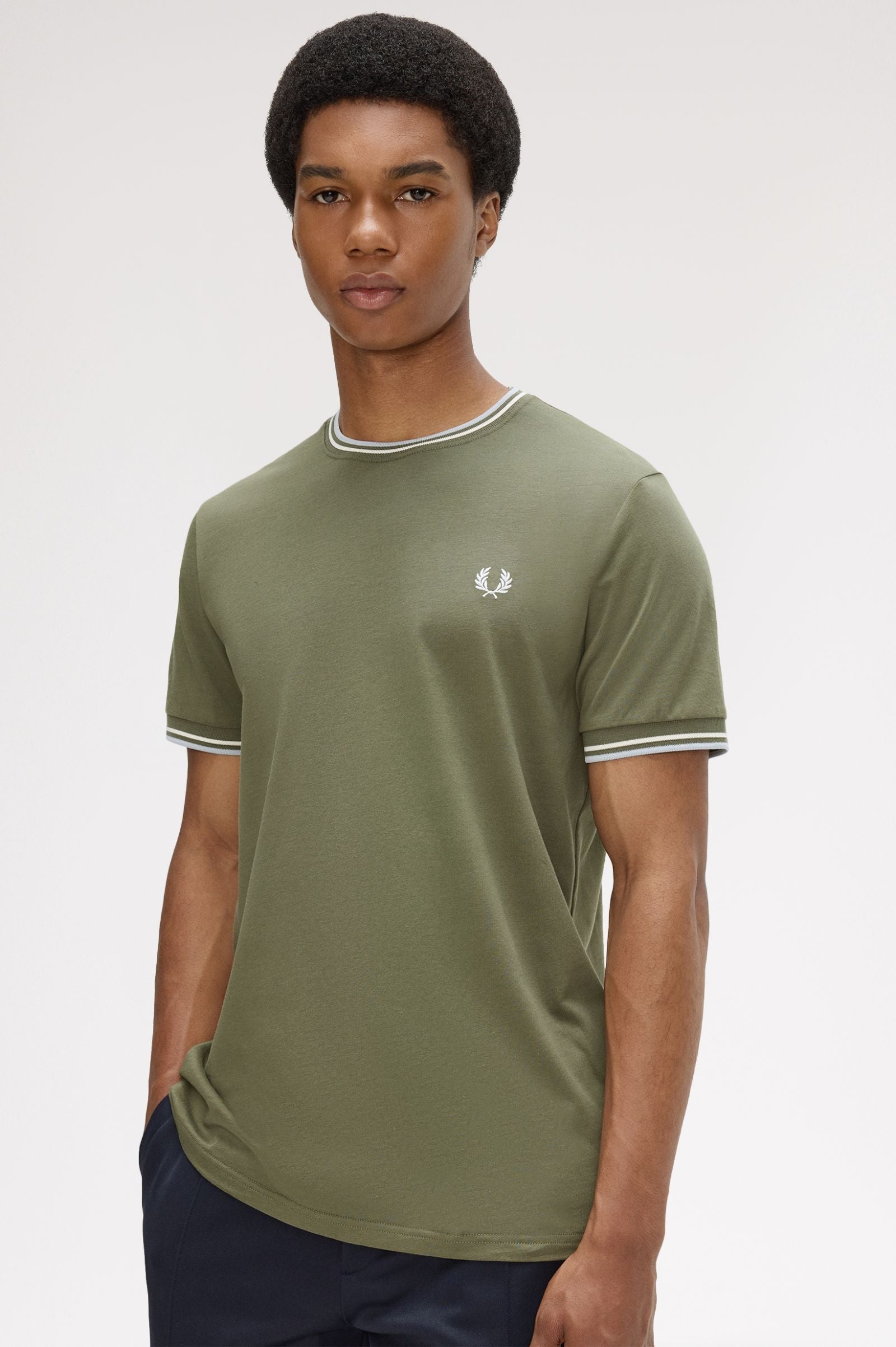 T-shirt con doppia riga M1588 87B FRED PERRY Lwgrn/ecru/dskbl 