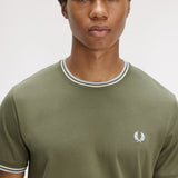 T-shirt con doppia riga M1588 87B FRED PERRY Lwgrn/ecru/dskbl 
