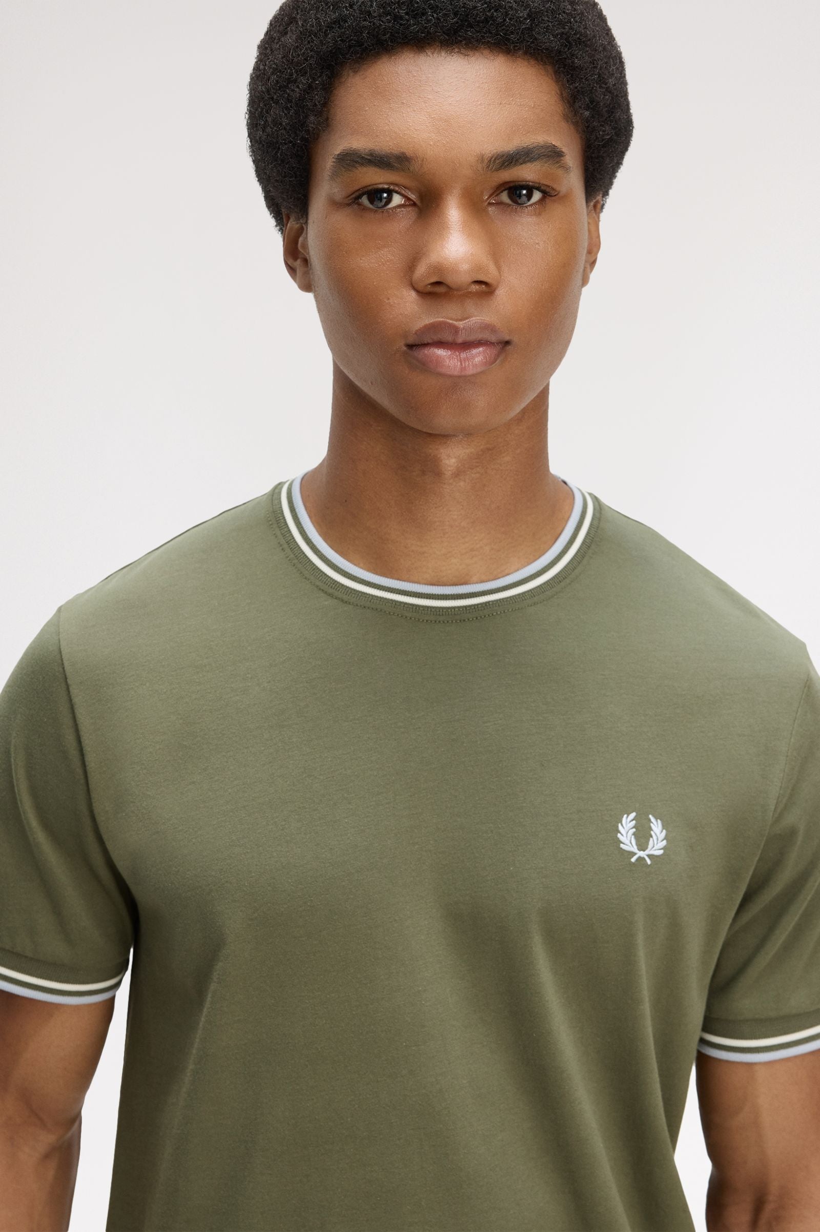 T-shirt con doppia riga M1588 87B FRED PERRY Lwgrn/ecru/dskbl 