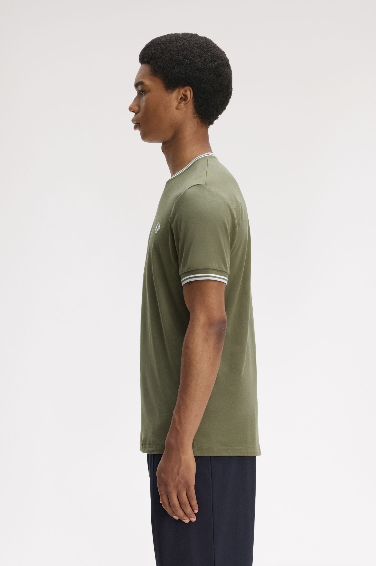T-shirt con doppia riga M1588 87B FRED PERRY Lwgrn/ecru/dskbl 