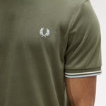 T-shirt con doppia riga M1588 87B FRED PERRY Lwgrn/ecru/dskbl 