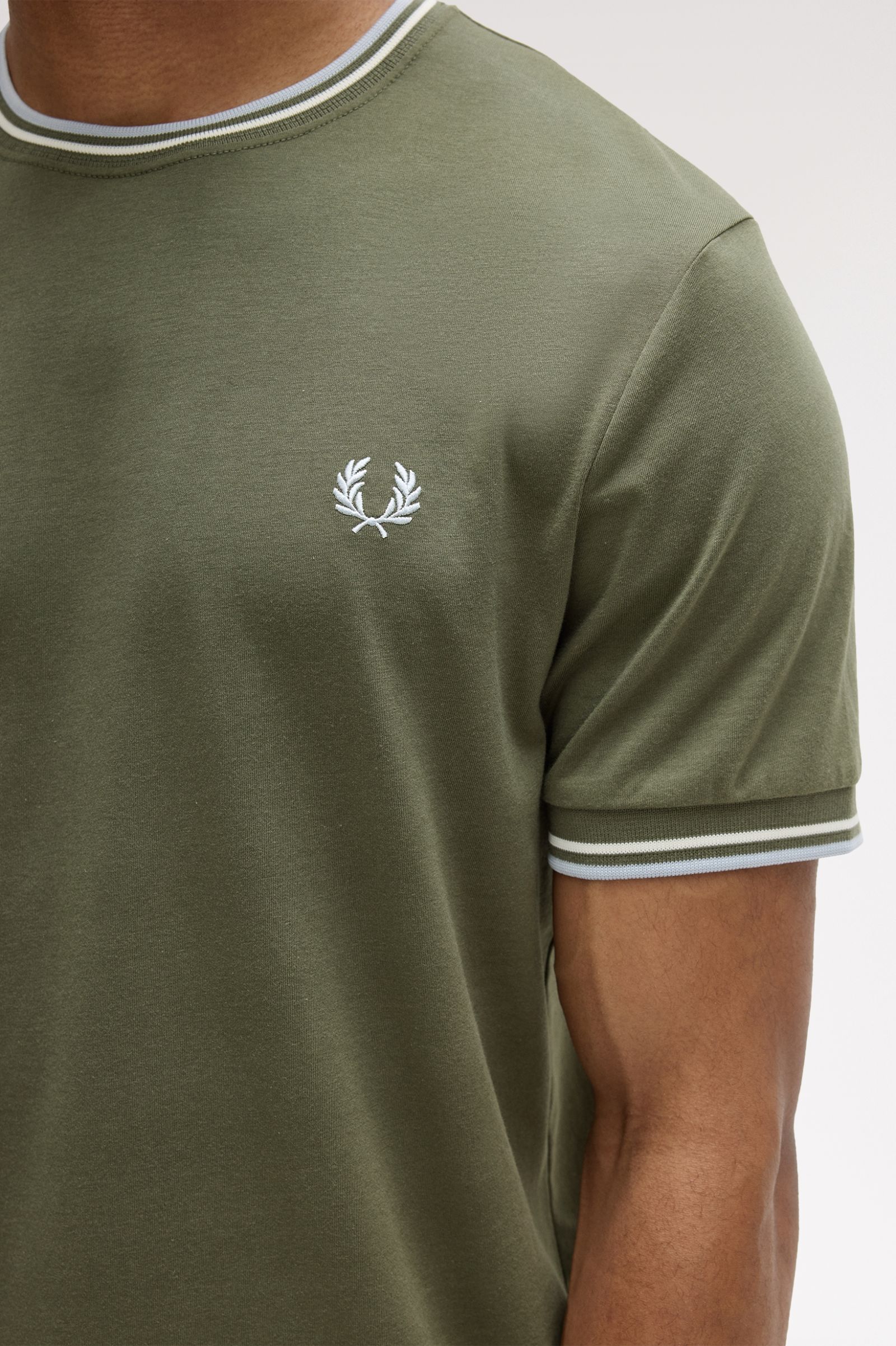 T-shirt con doppia riga M1588 87B FRED PERRY Lwgrn/ecru/dskbl 