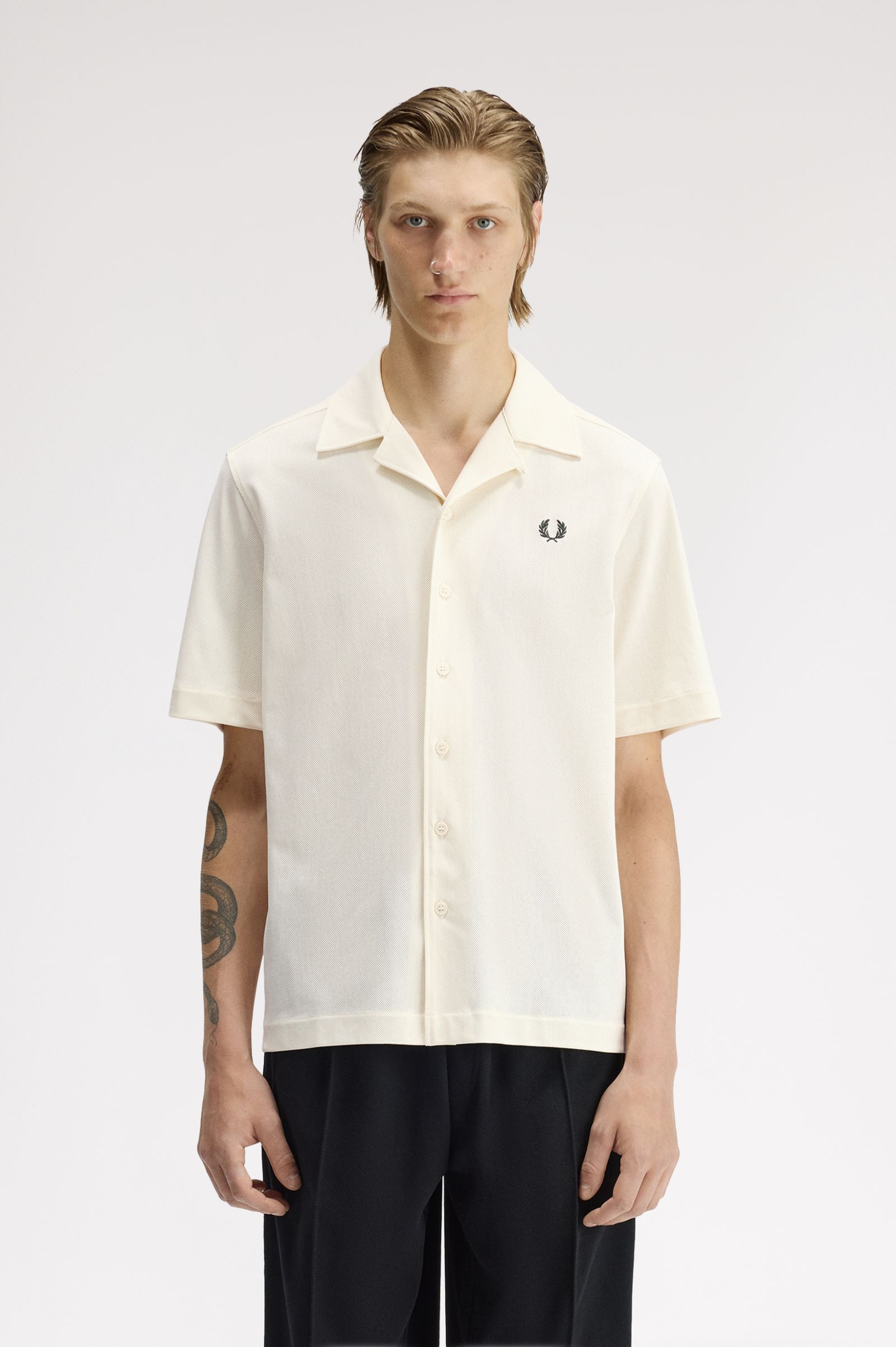 Camicia con colletto a rever in mesh compresso M1745 560 FRED PERRY Ecru 