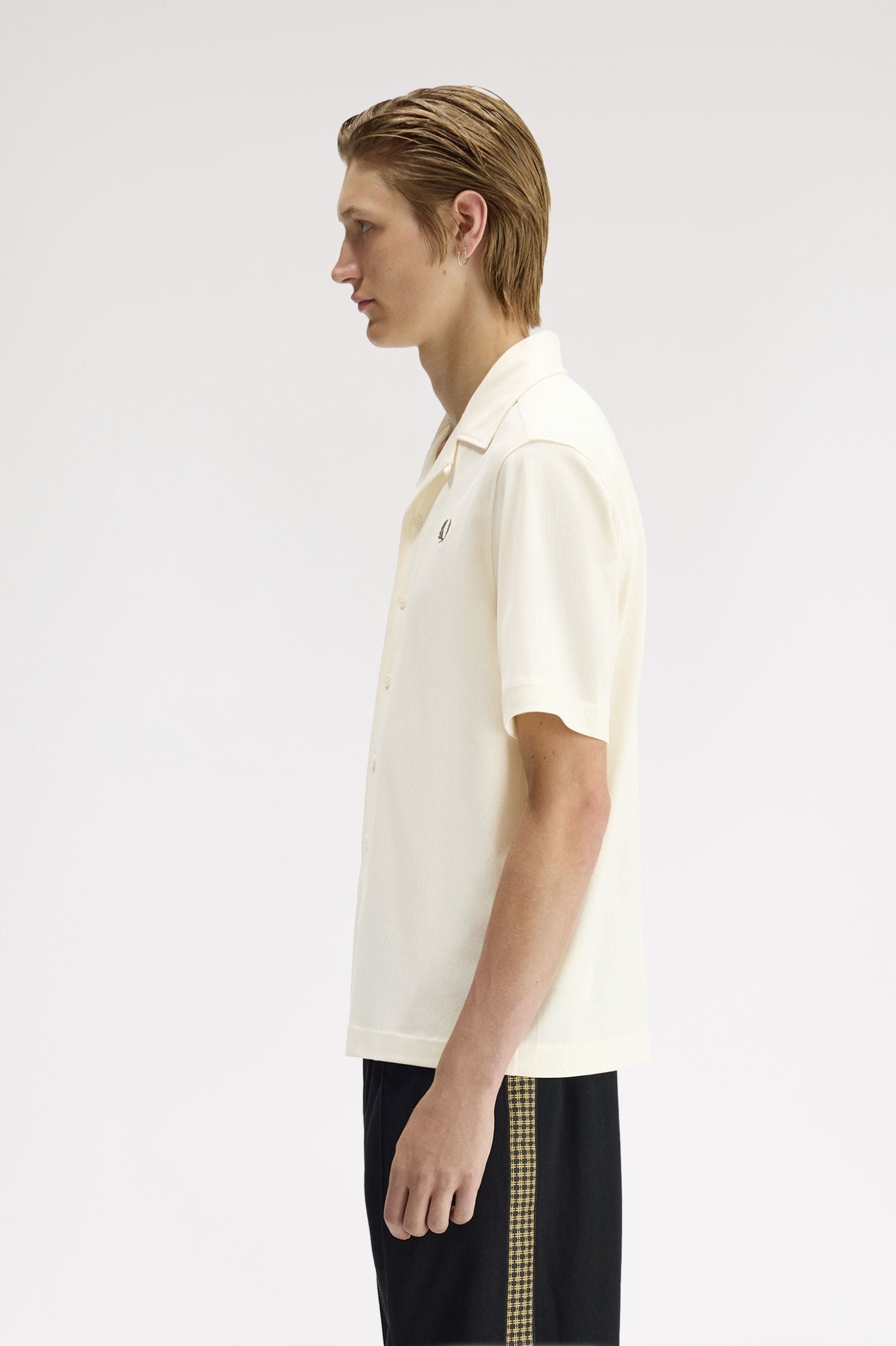 Camicia con colletto a rever in mesh compresso M1745 560 FRED PERRY Ecru 