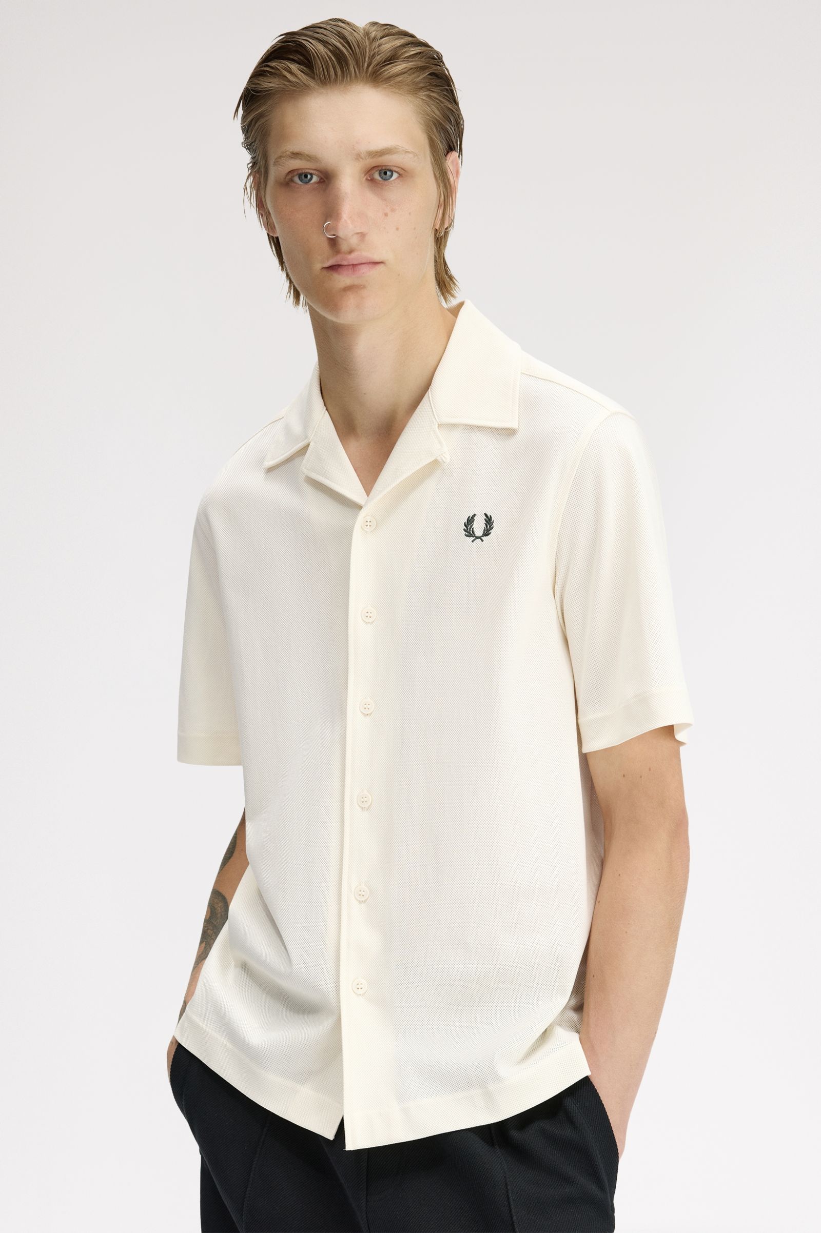 Camicia con colletto a rever in mesh compresso M1745 560 FRED PERRY Ecru 