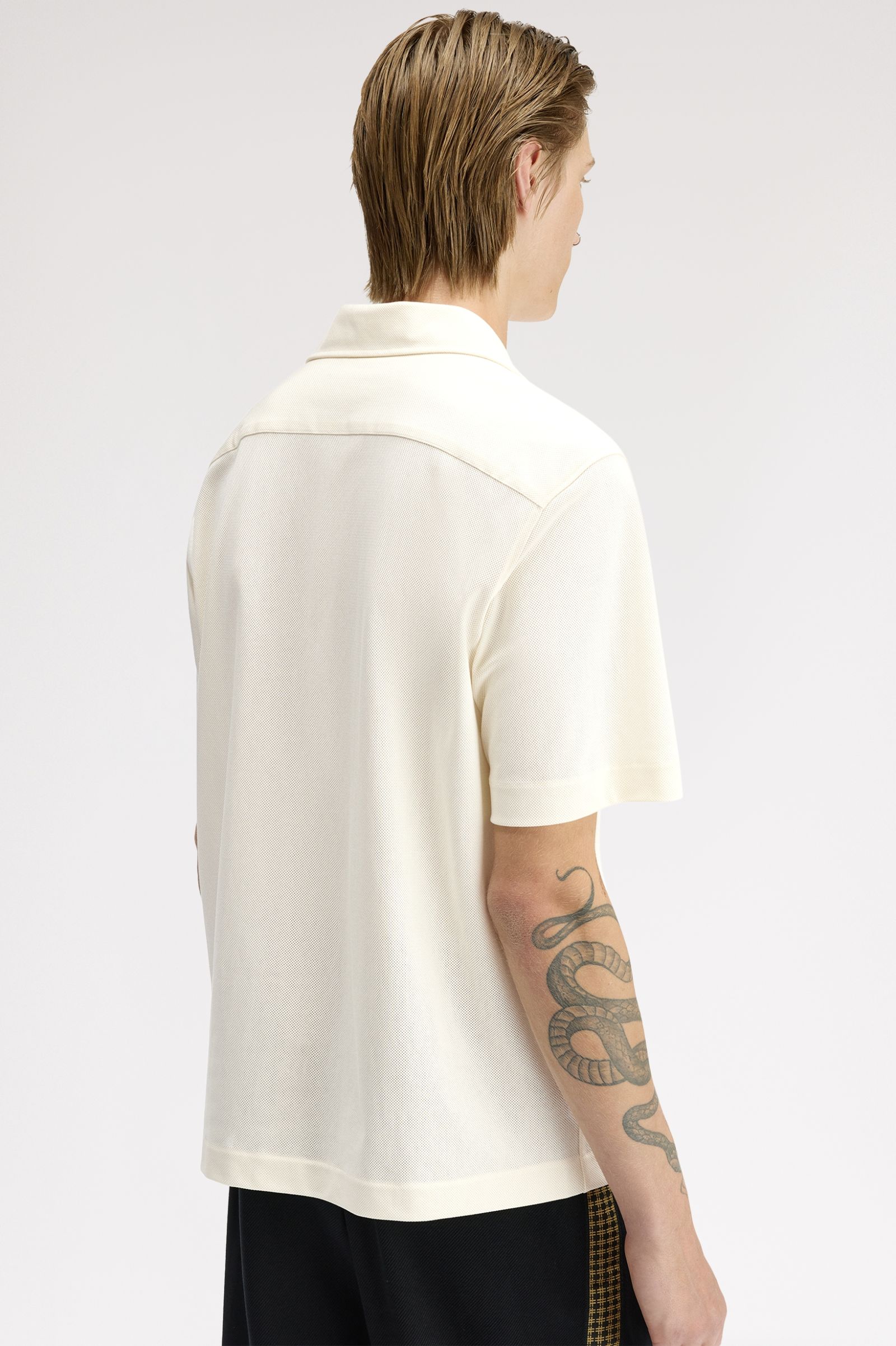 Camicia con colletto a rever in mesh compresso M1745 560 FRED PERRY Ecru 