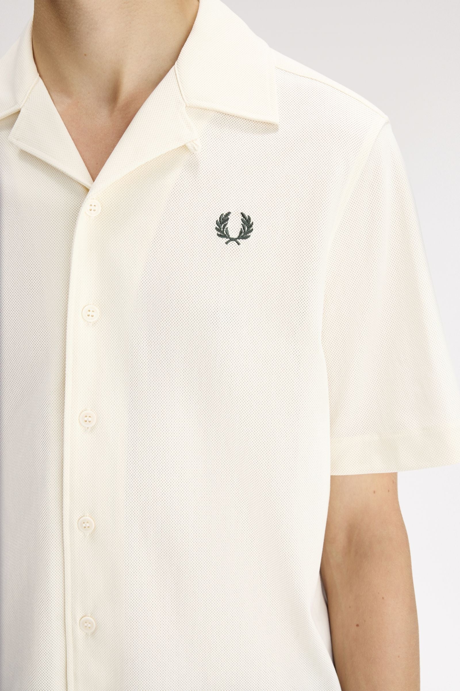 Camicia con colletto a rever in mesh compresso M1745 560 FRED PERRY Ecru 