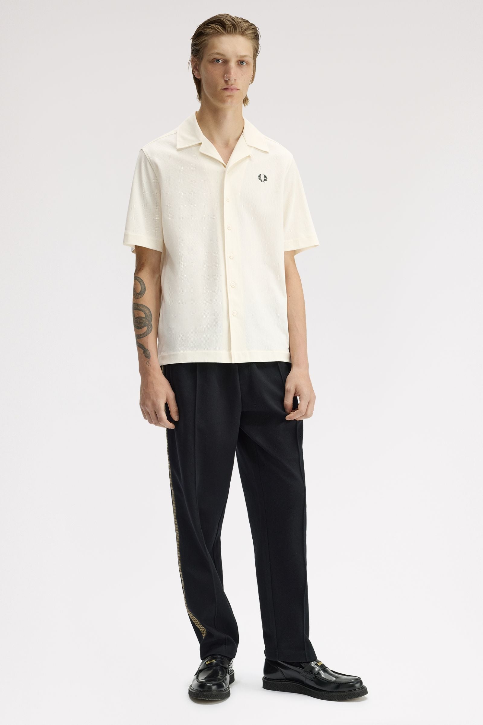 Camicia con colletto a rever in mesh compresso M1745 560 FRED PERRY Ecru 