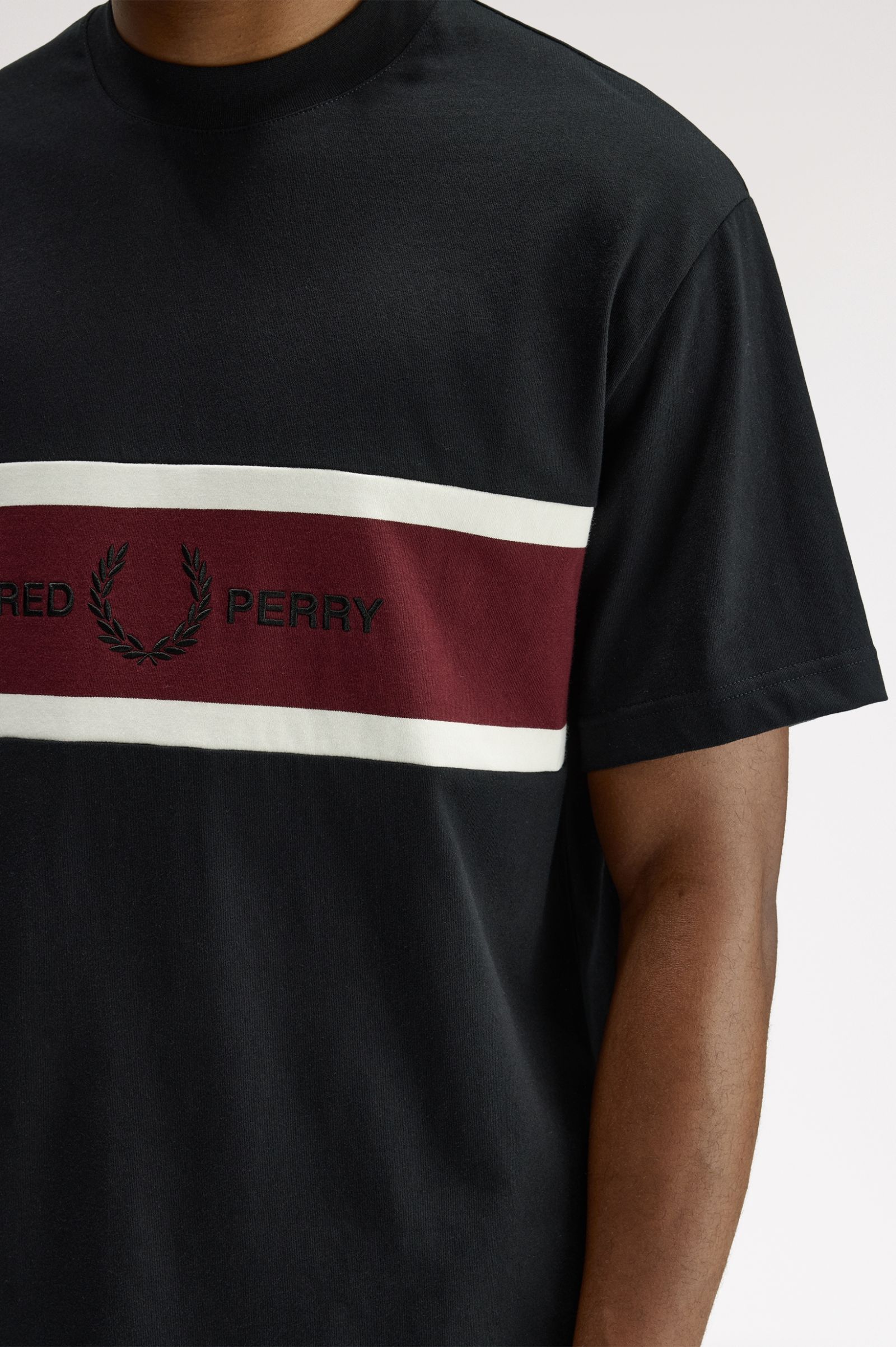 T-shirt con inserto ricamato M2405 102 FRED PERRY Black 