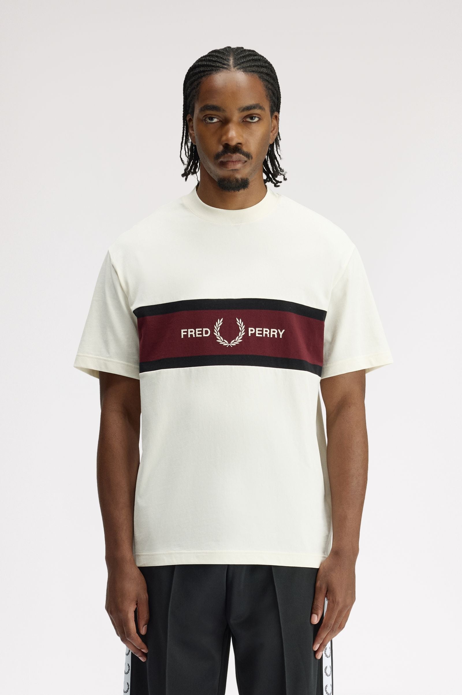 T-shirt con inserto ricamato M2405 560 FRED PERRY Ecru 
