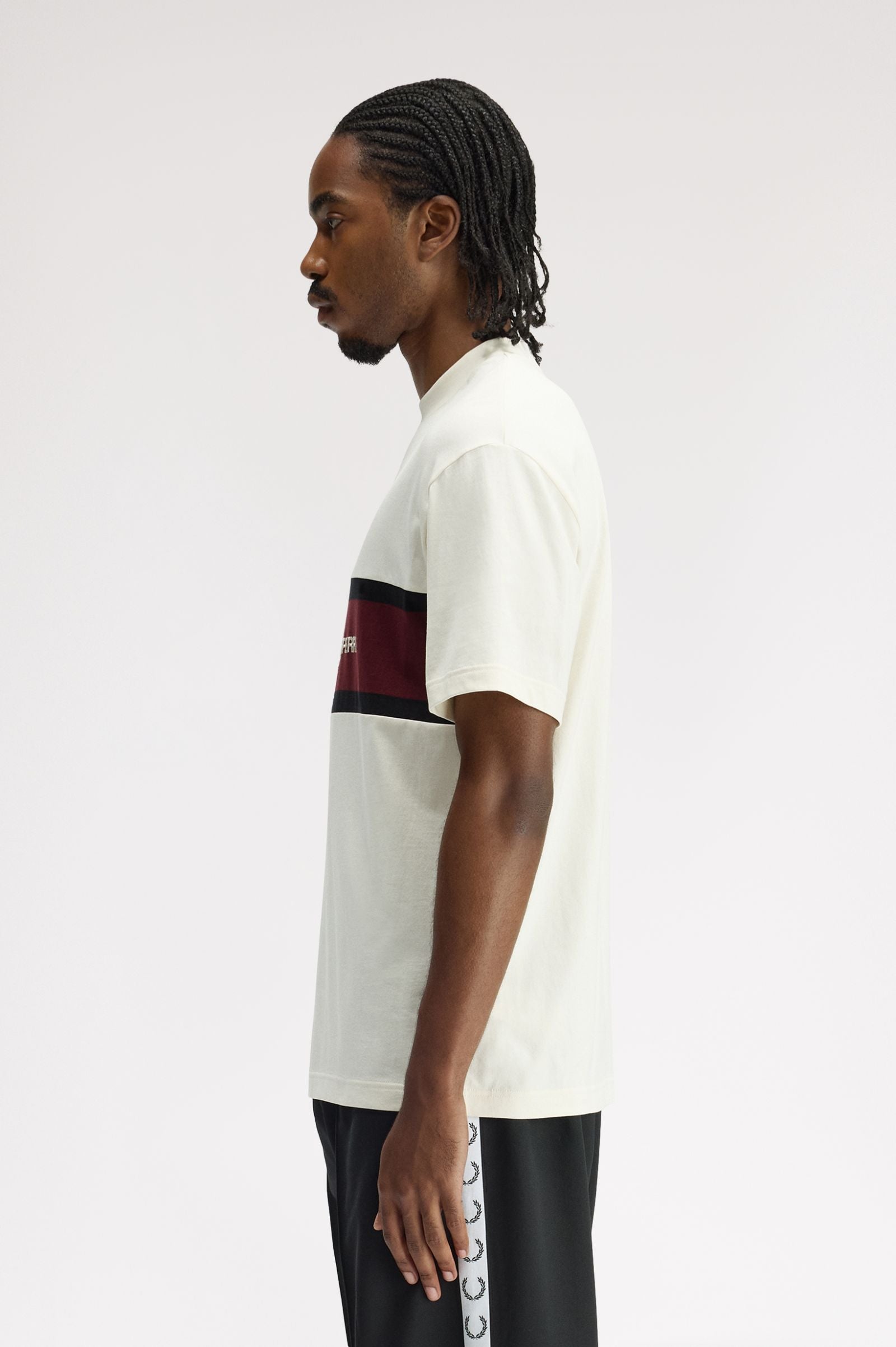 T-shirt con inserto ricamato M2405 560 FRED PERRY Ecru 