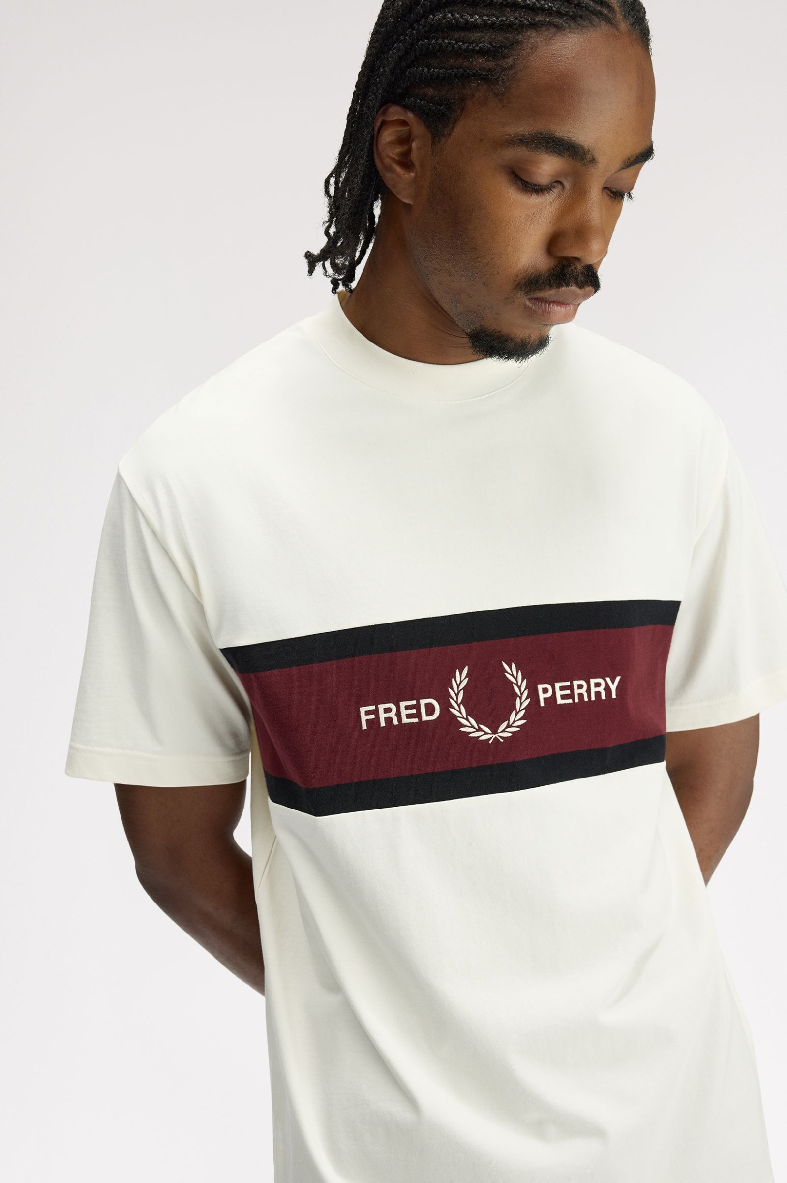 T-shirt con inserto ricamato M2405 560 FRED PERRY Ecru 