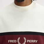 T-shirt con inserto ricamato M2405 560 FRED PERRY Ecru 