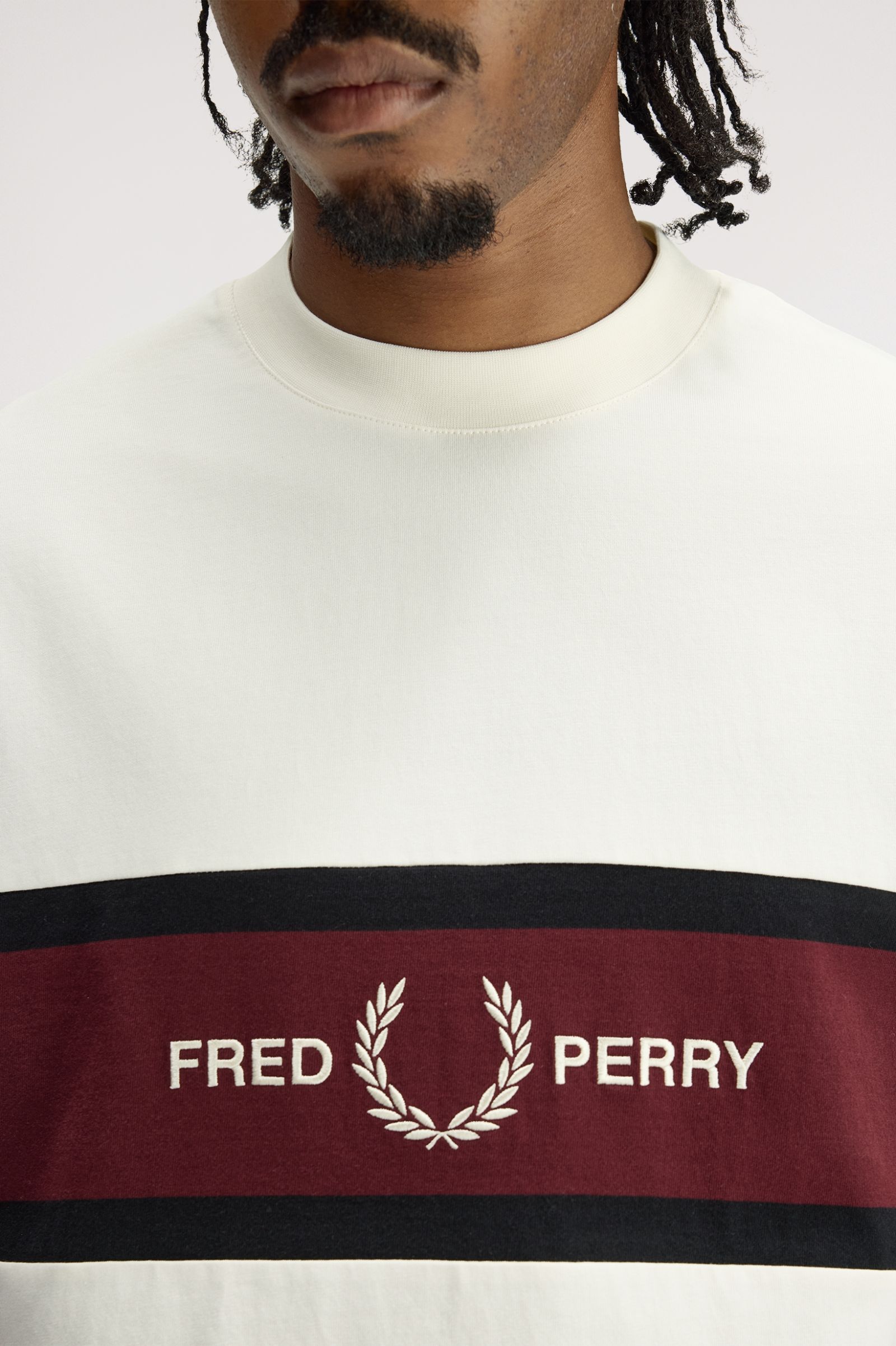 T-shirt con inserto ricamato M2405 560 FRED PERRY Ecru 