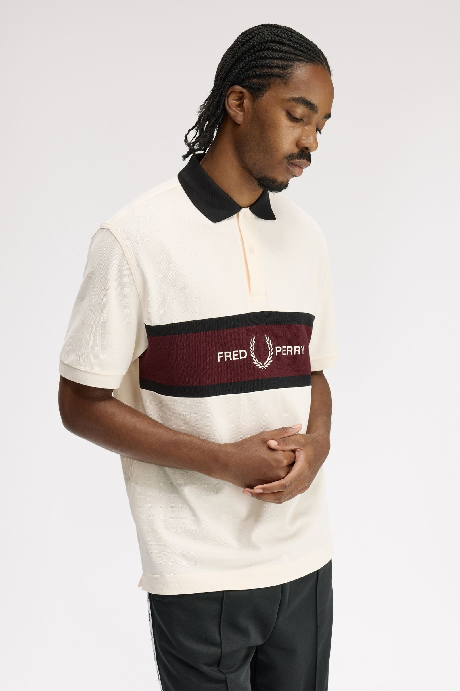 Polo con inserto ricamato M2421 560 FRED PERRY Ecru 