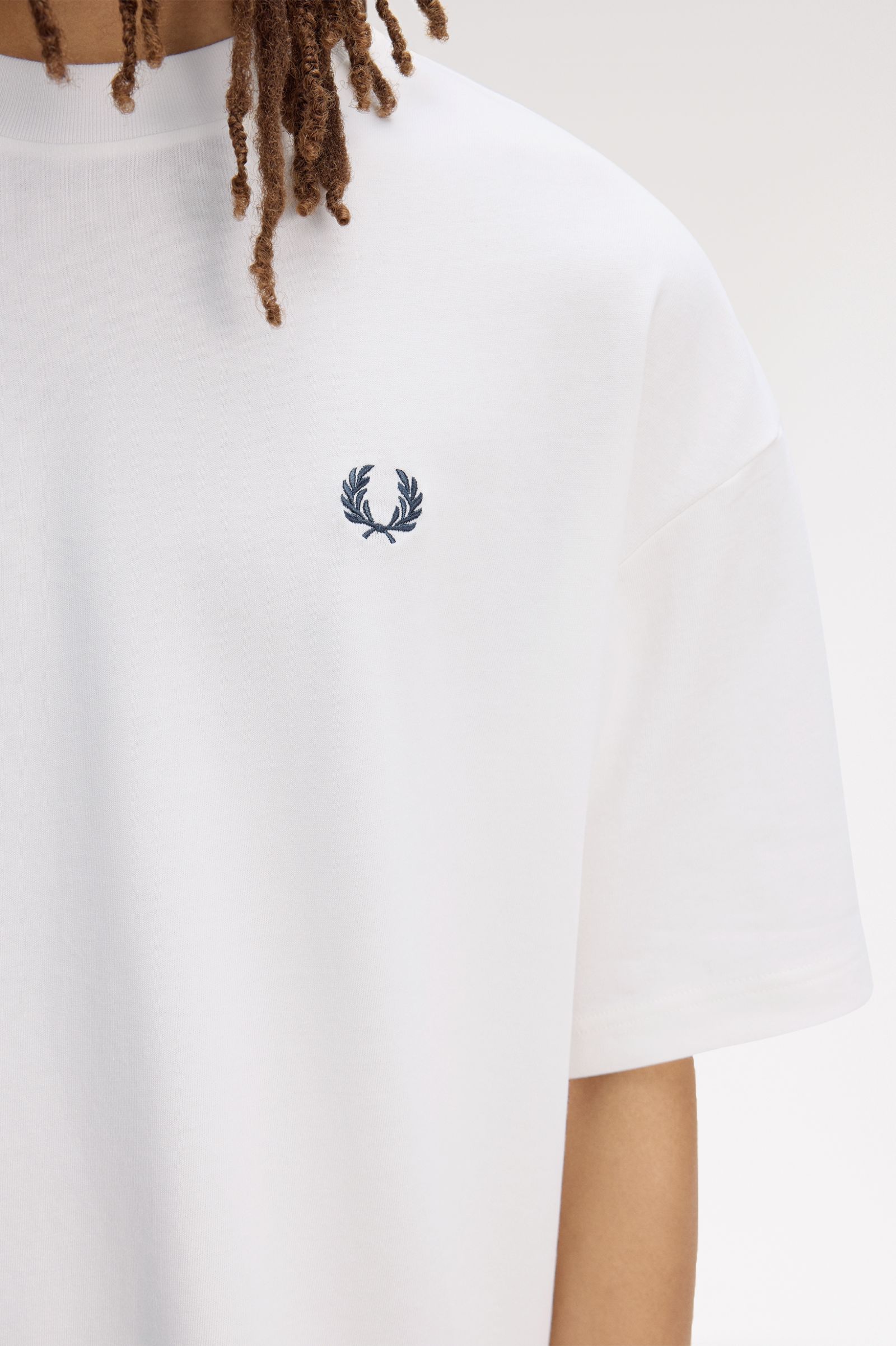 T-Shirt oversize manica corta M2474 129 FRED PERRY Snow white 