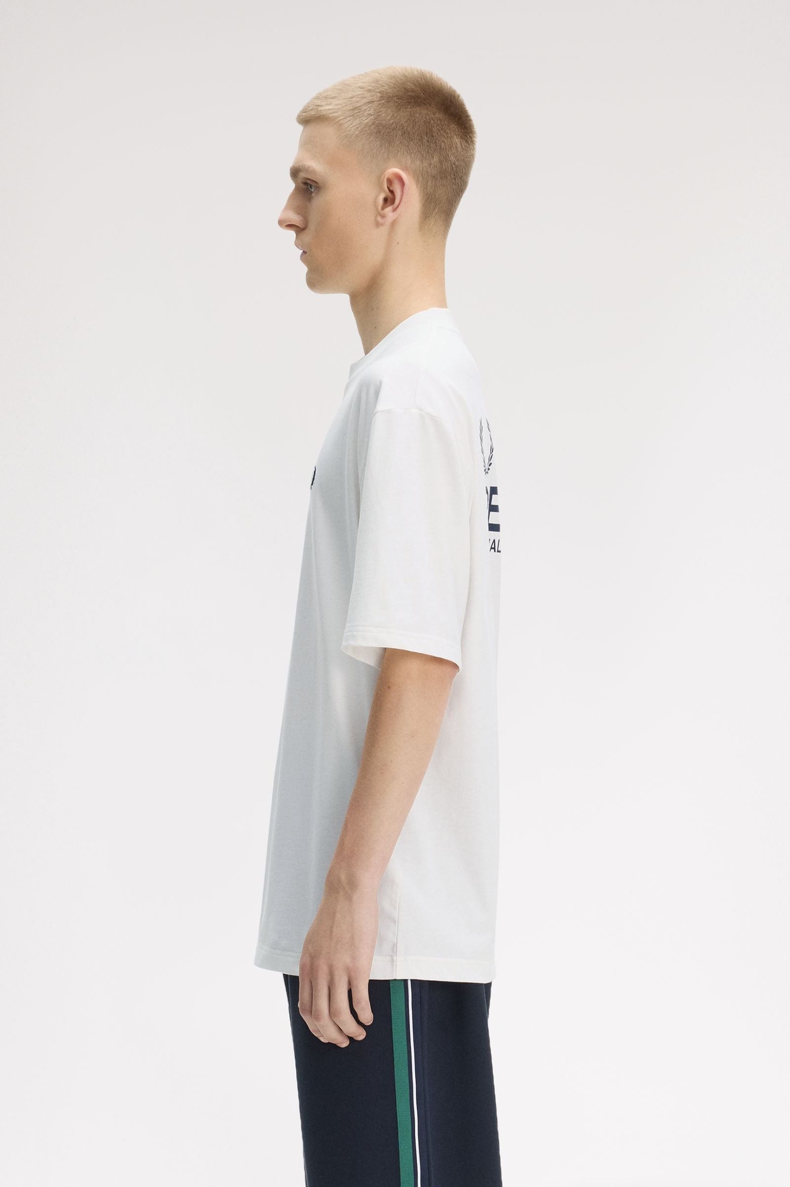 T-Shirt manica corta con stampa sul dietro M2475 129 FRED PERRY Snow white 