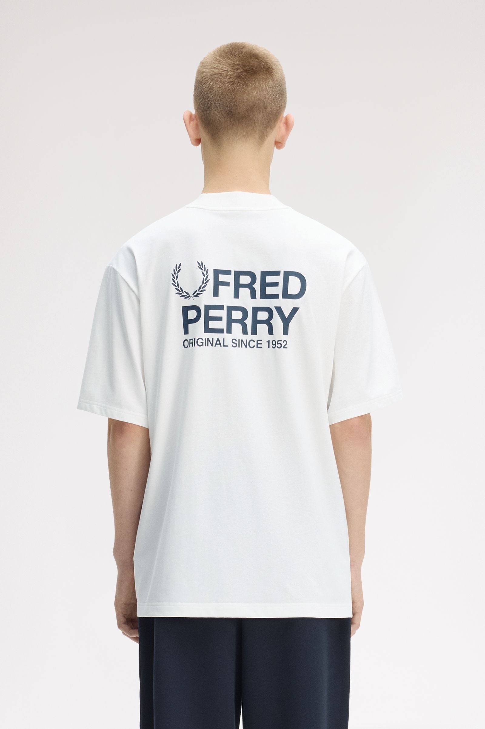 T-Shirt manica corta con stampa sul dietro M2475 129 FRED PERRY Snow white 