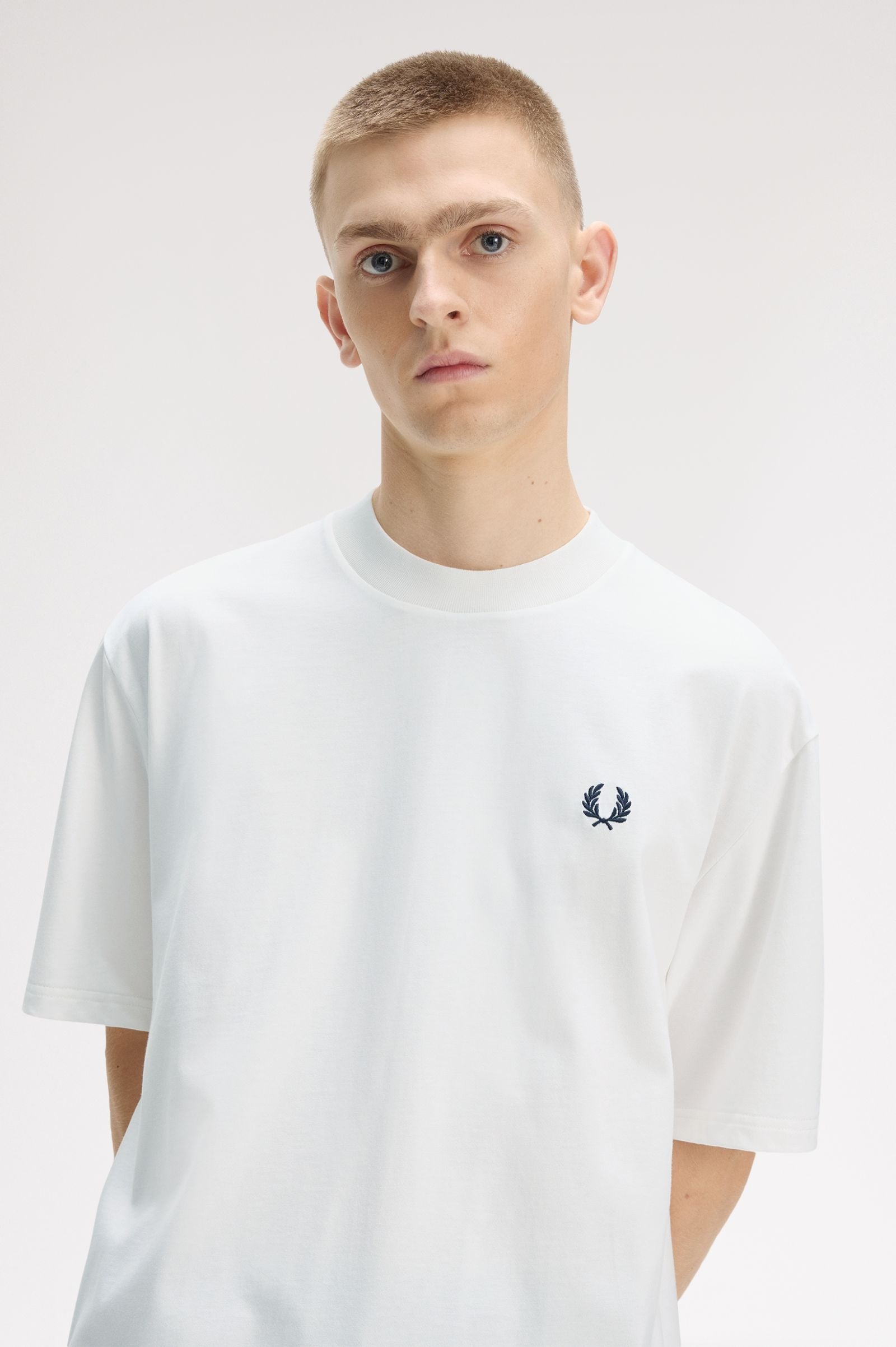 T-Shirt manica corta con stampa sul dietro M2475 129 FRED PERRY Snow white 