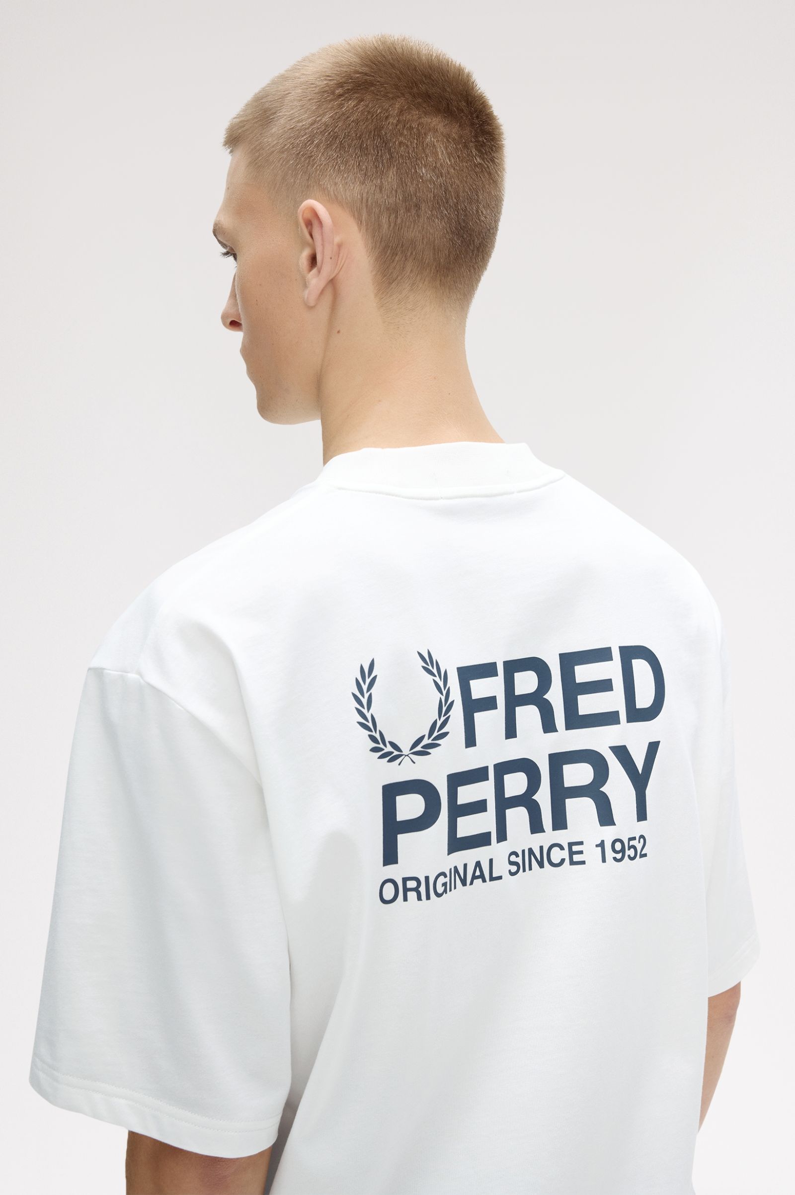 T-Shirt manica corta con stampa sul dietro M2475 129 FRED PERRY Snow white 