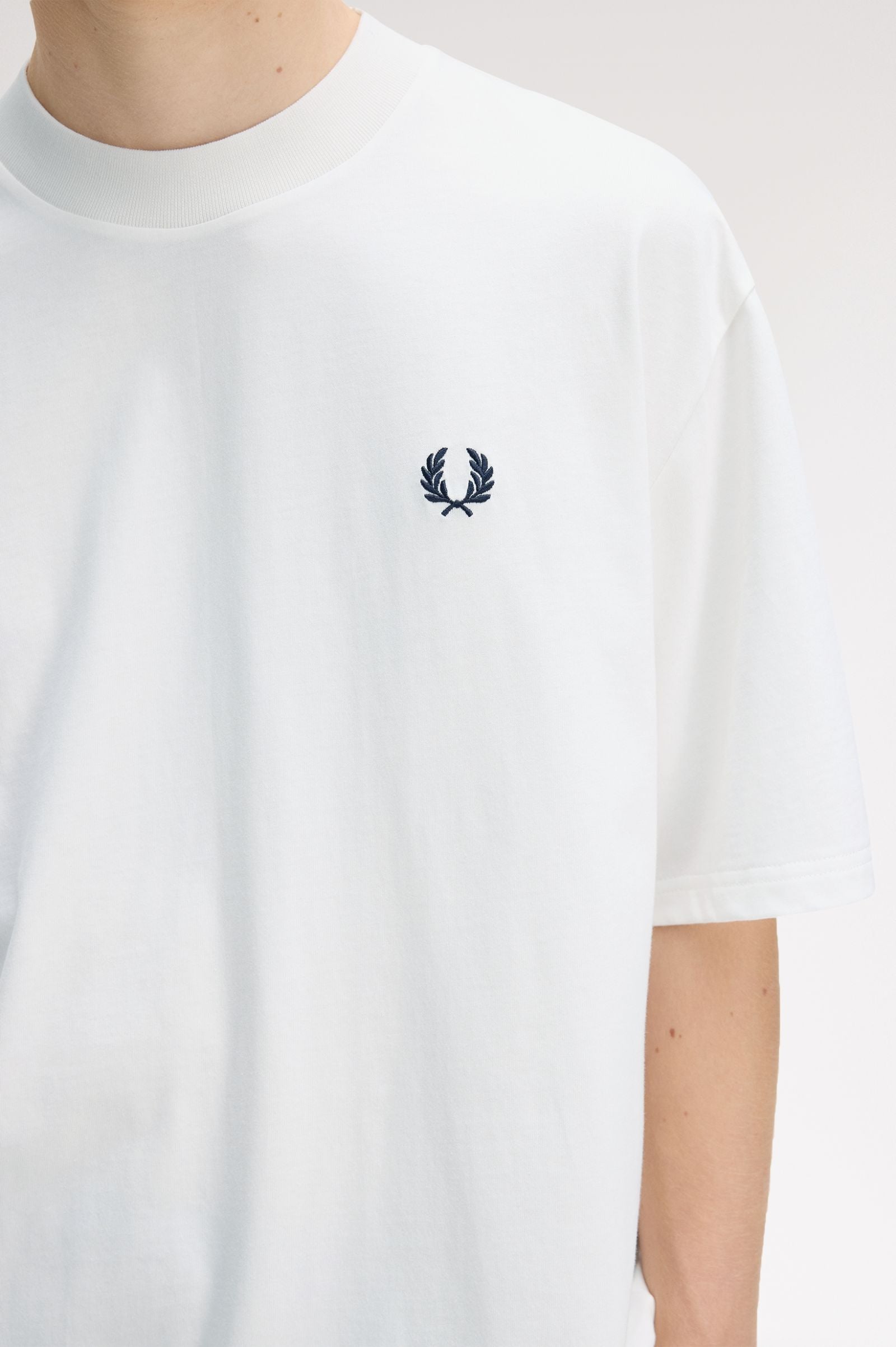 T-Shirt manica corta con stampa sul dietro M2475 129 FRED PERRY Snow white 