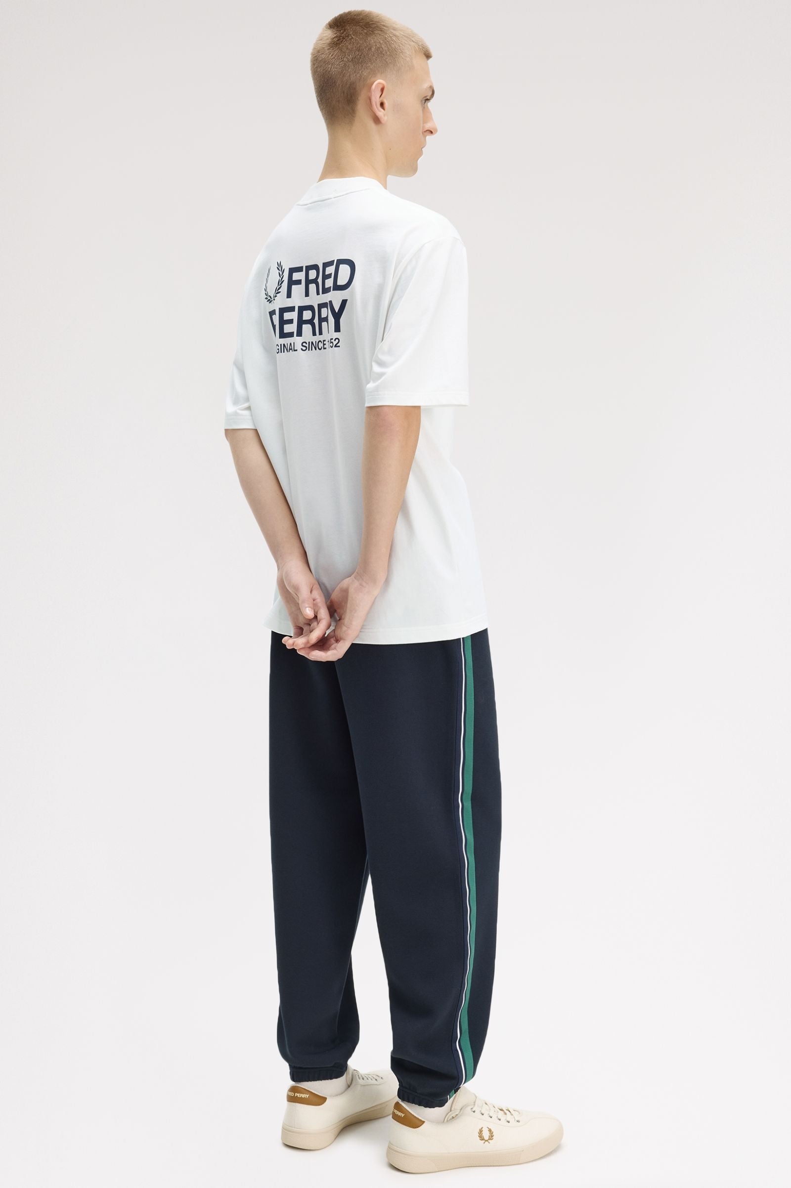 T-Shirt manica corta con stampa sul dietro M2475 129 FRED PERRY Snow white 