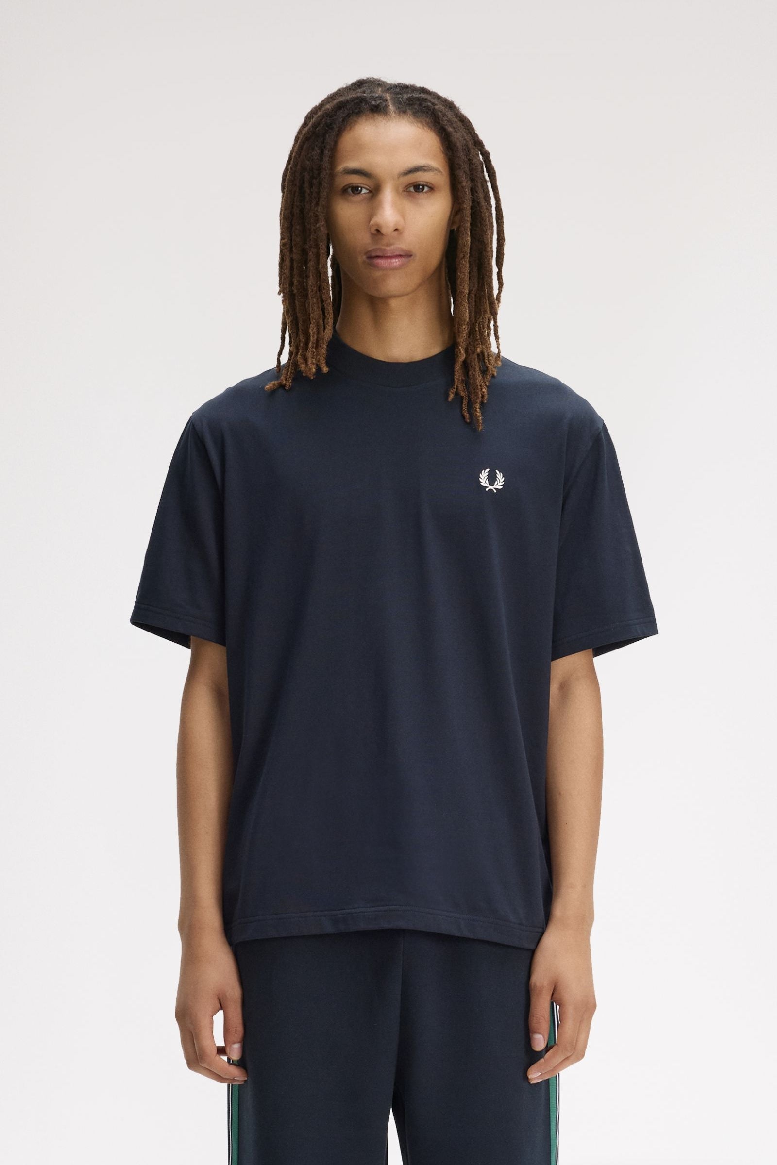 T-Shirt manica corta con stampa sul dietro M2475 608 FRED PERRY Navy 